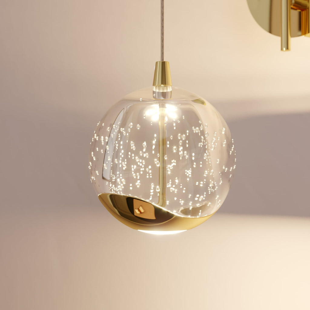 LED vegglampe Hayley gullfarget glass kuleformet nærbilde av metall