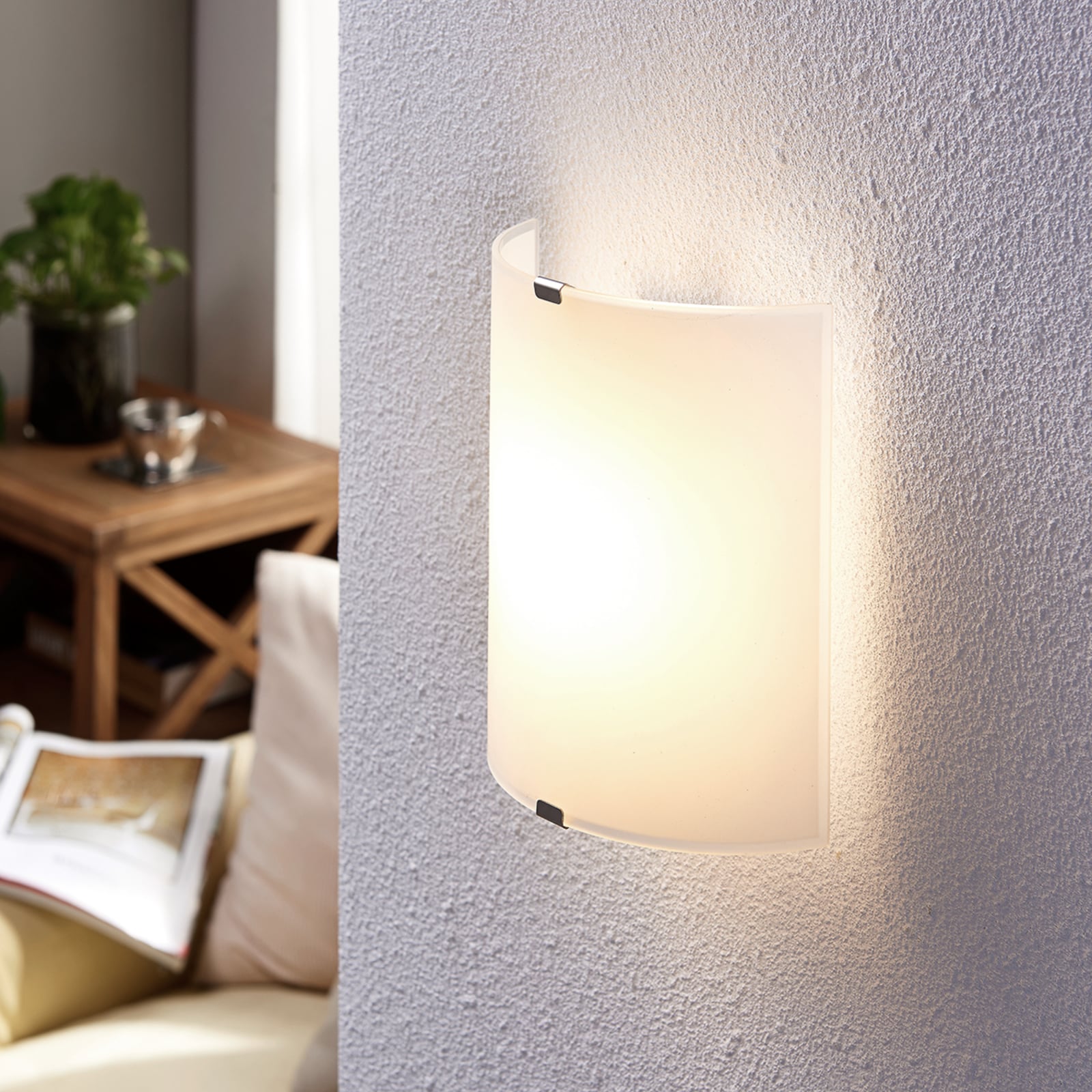 LED-vegglampe Helmi halvrund glass satinert forfra
