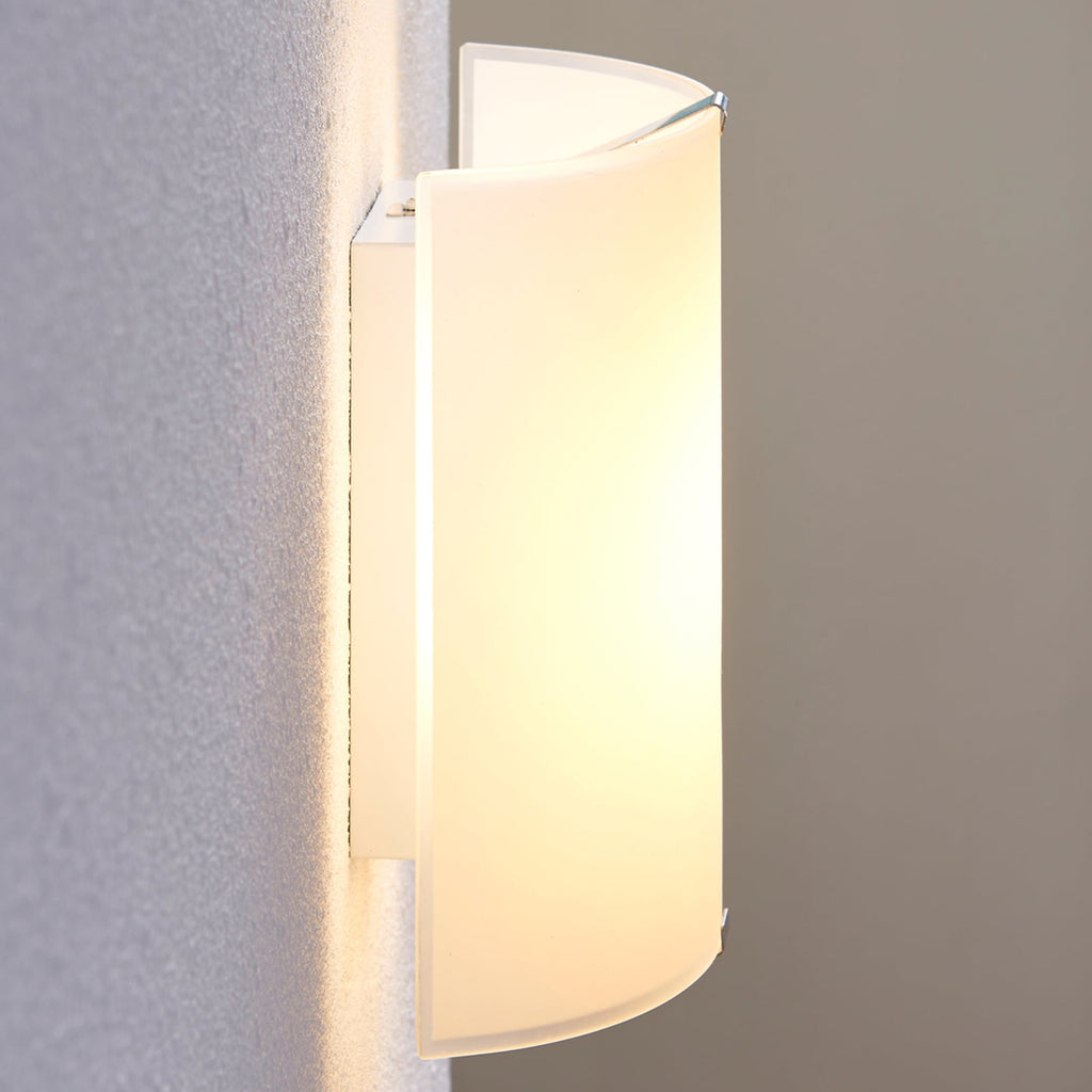 Montert LED-vegglampe Helmi halvrund glass satinert i rom