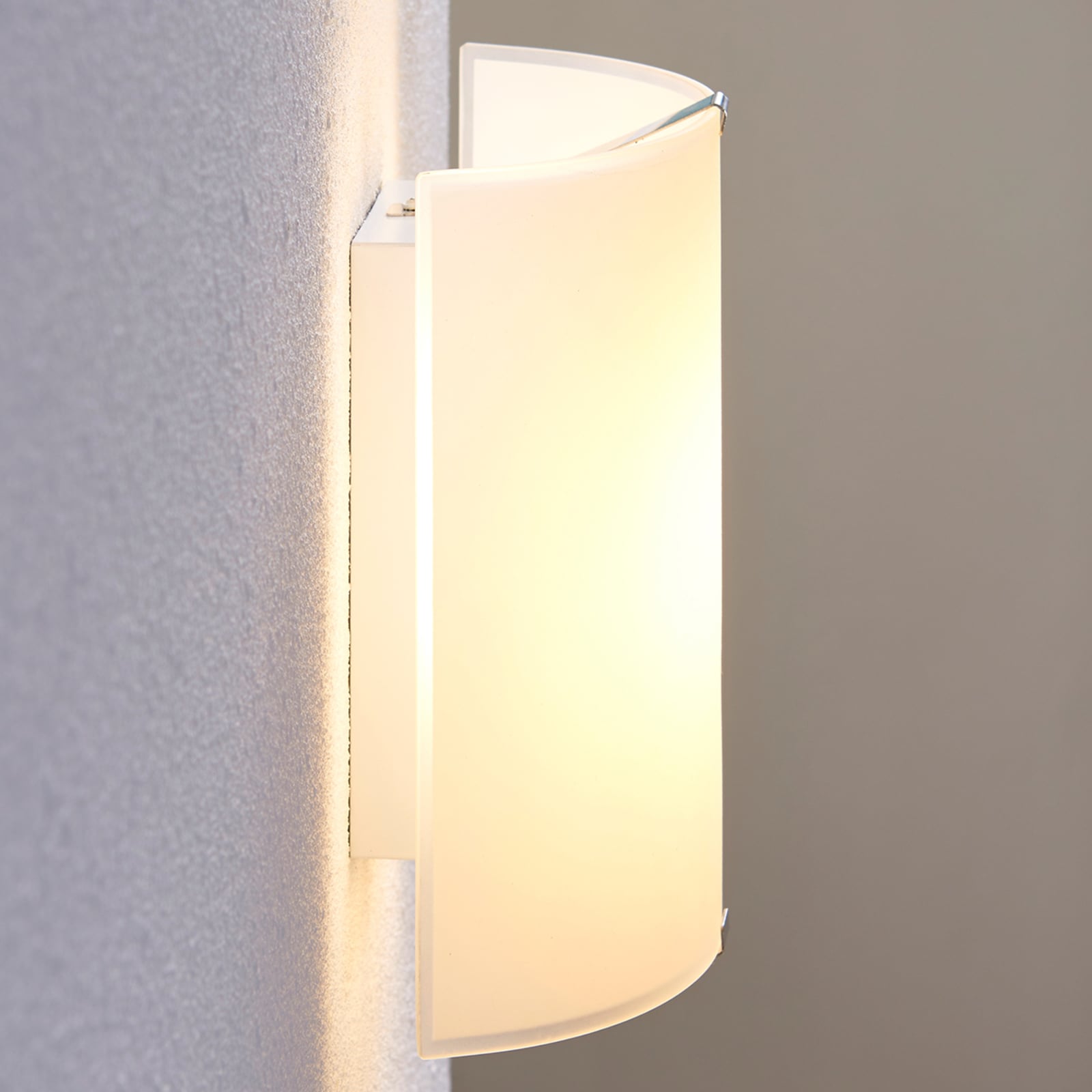 Montert LED-vegglampe Helmi halvrund glass satinert i rom