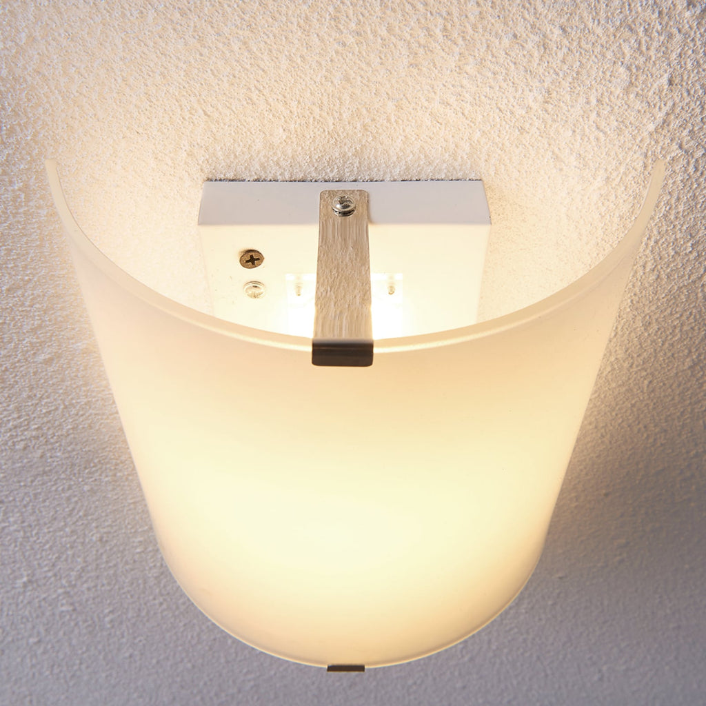 LED-vegglampe Helmi halvrund glass satinert sideprofil