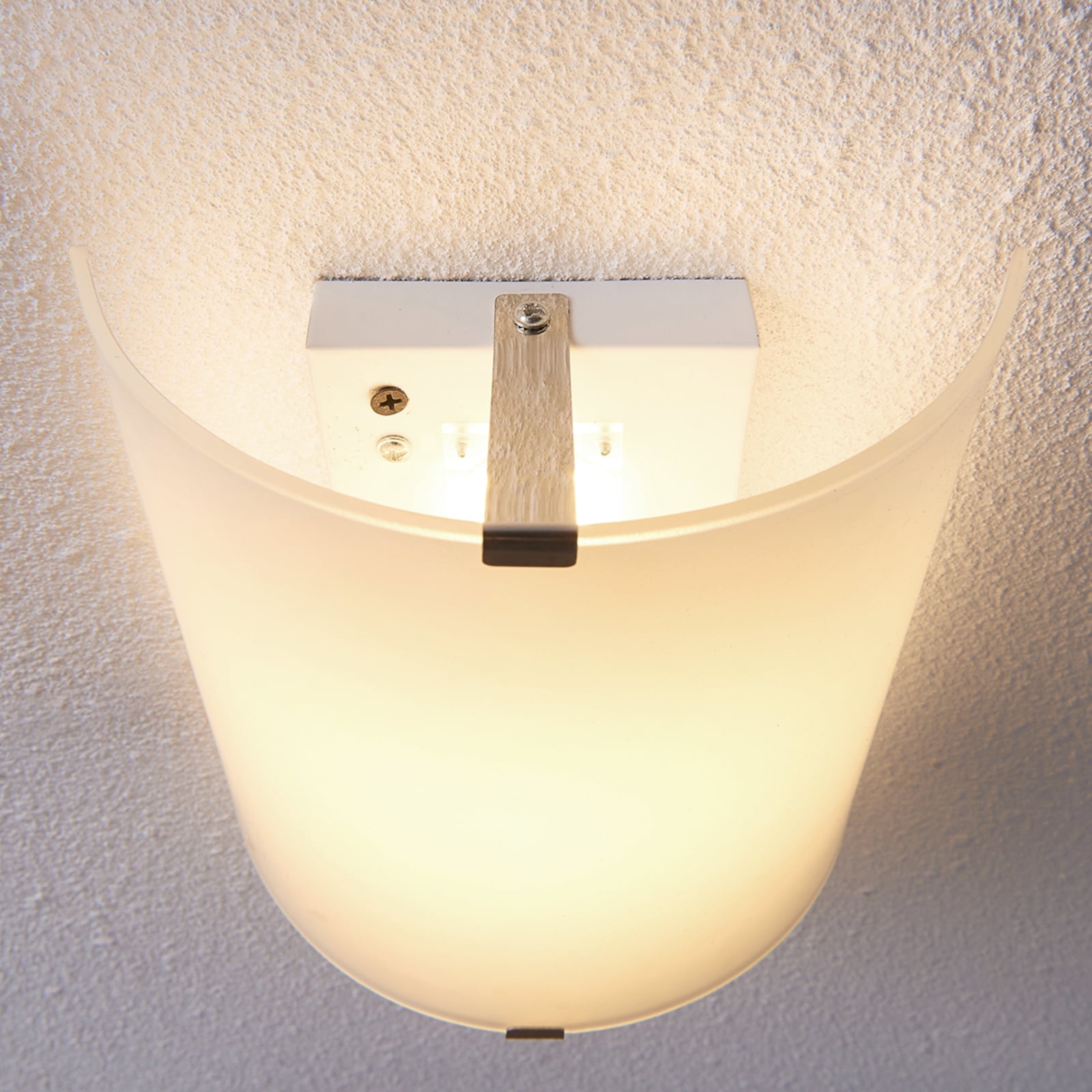 LED-vegglampe Helmi halvrund glass satinert sideprofil