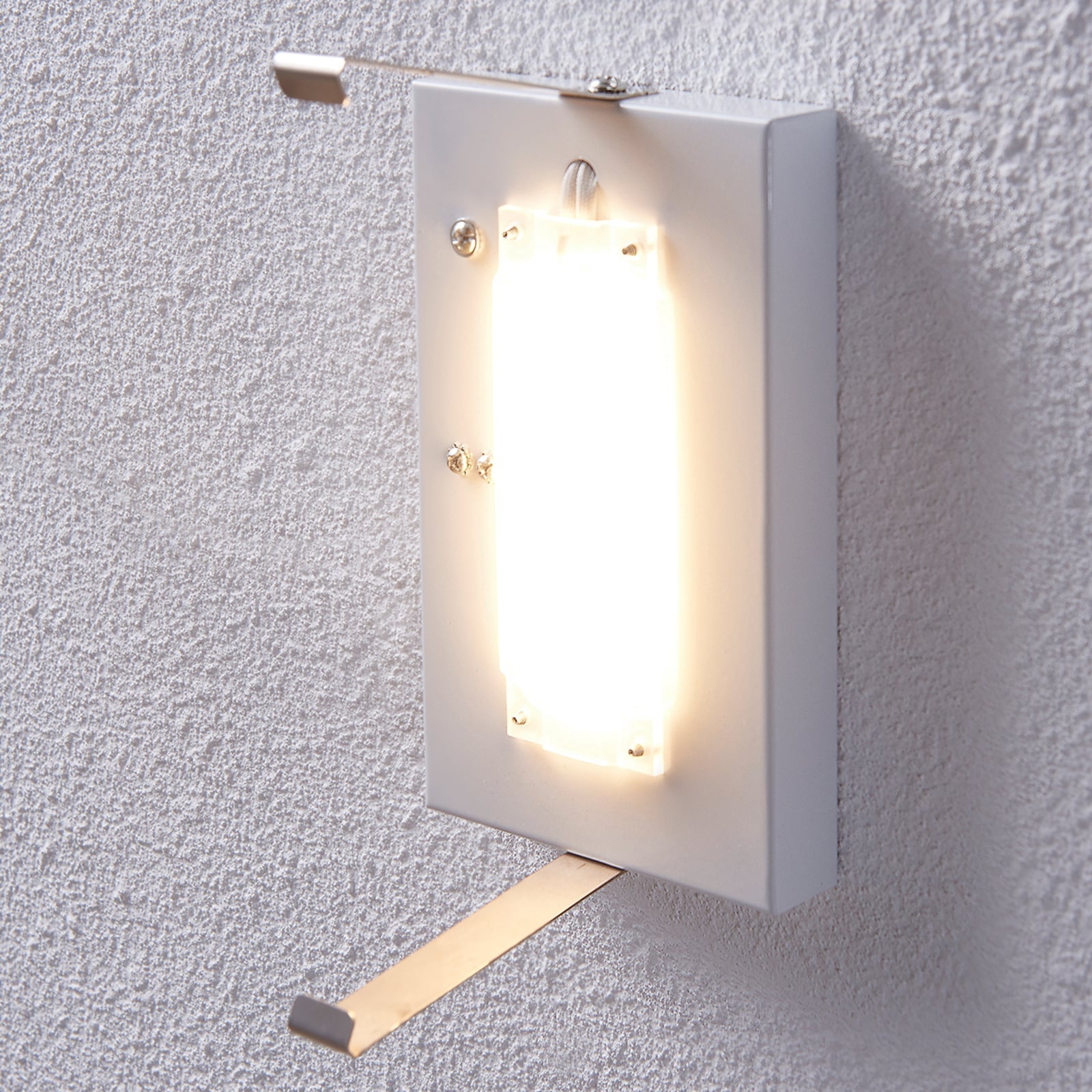 LED-vegglampe Helmi halvrund glass satinert med lys på