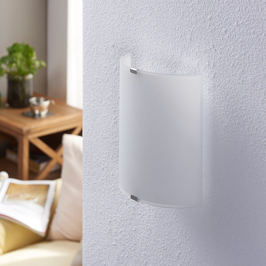LED-vegglampe Helmi halvrund glass satinert opplyst detalj