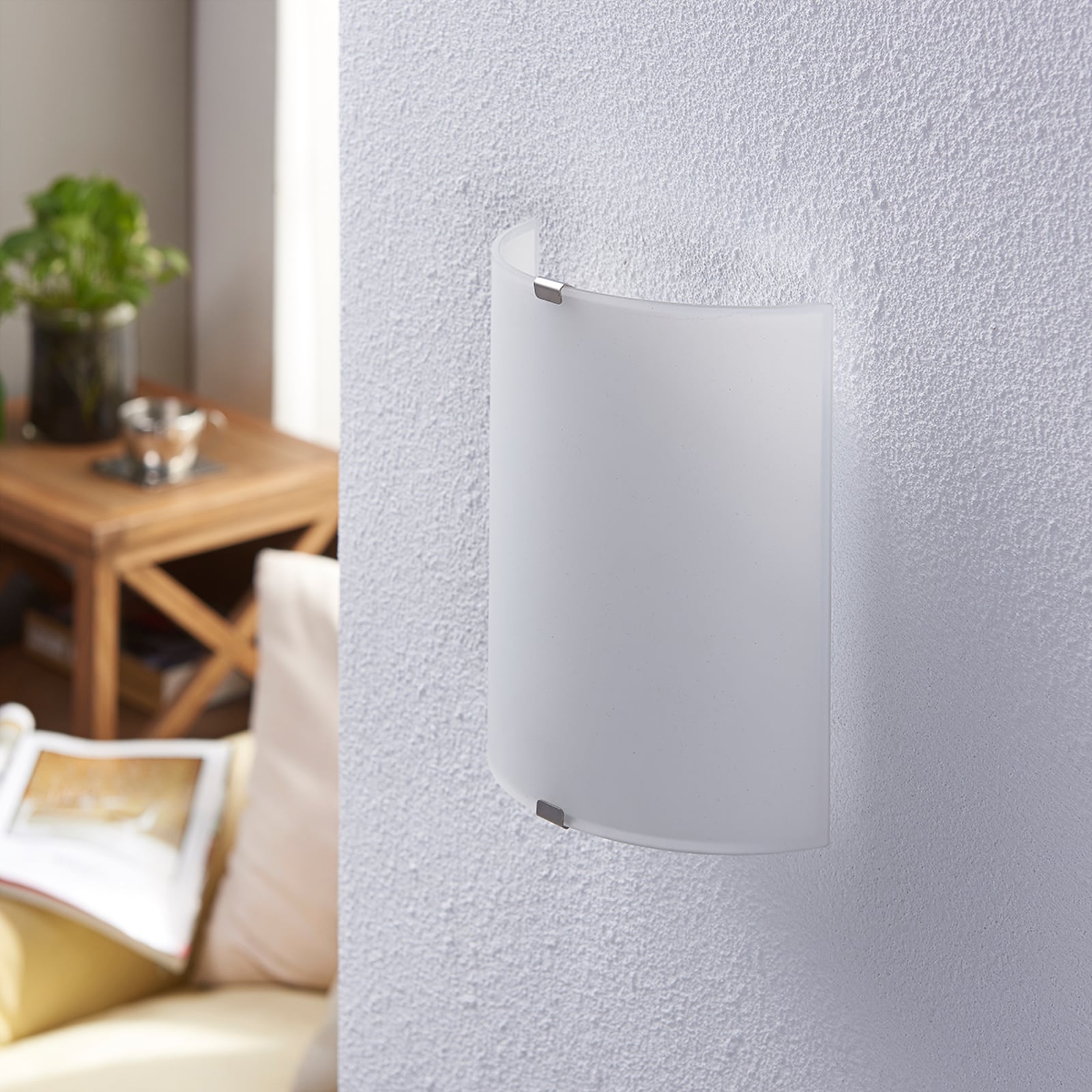 LED-vegglampe Helmi halvrund glass satinert opplyst detalj