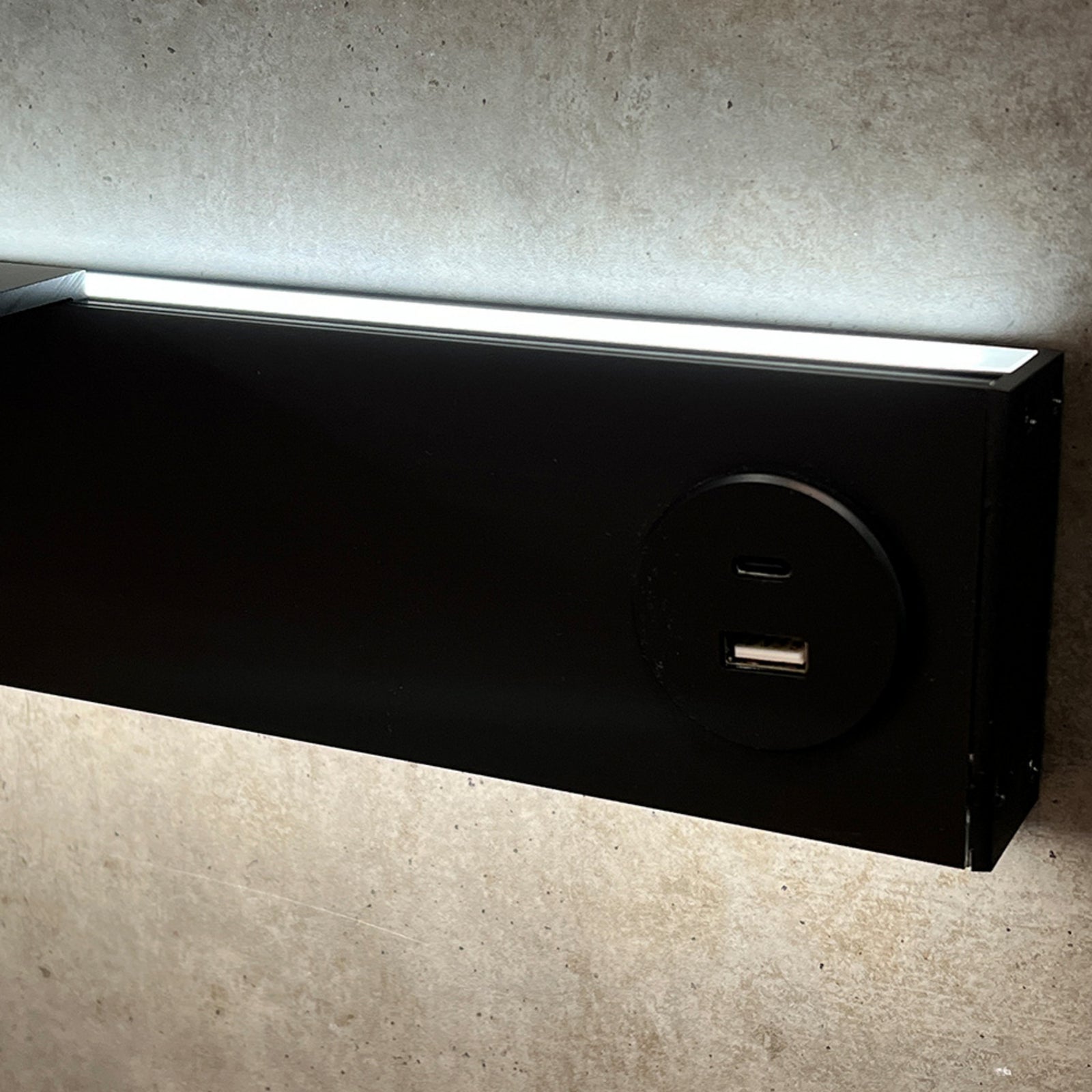 Nærbilde av LED vegglampe Intero-Line opp og ned CCT dimbar 120 cm svart