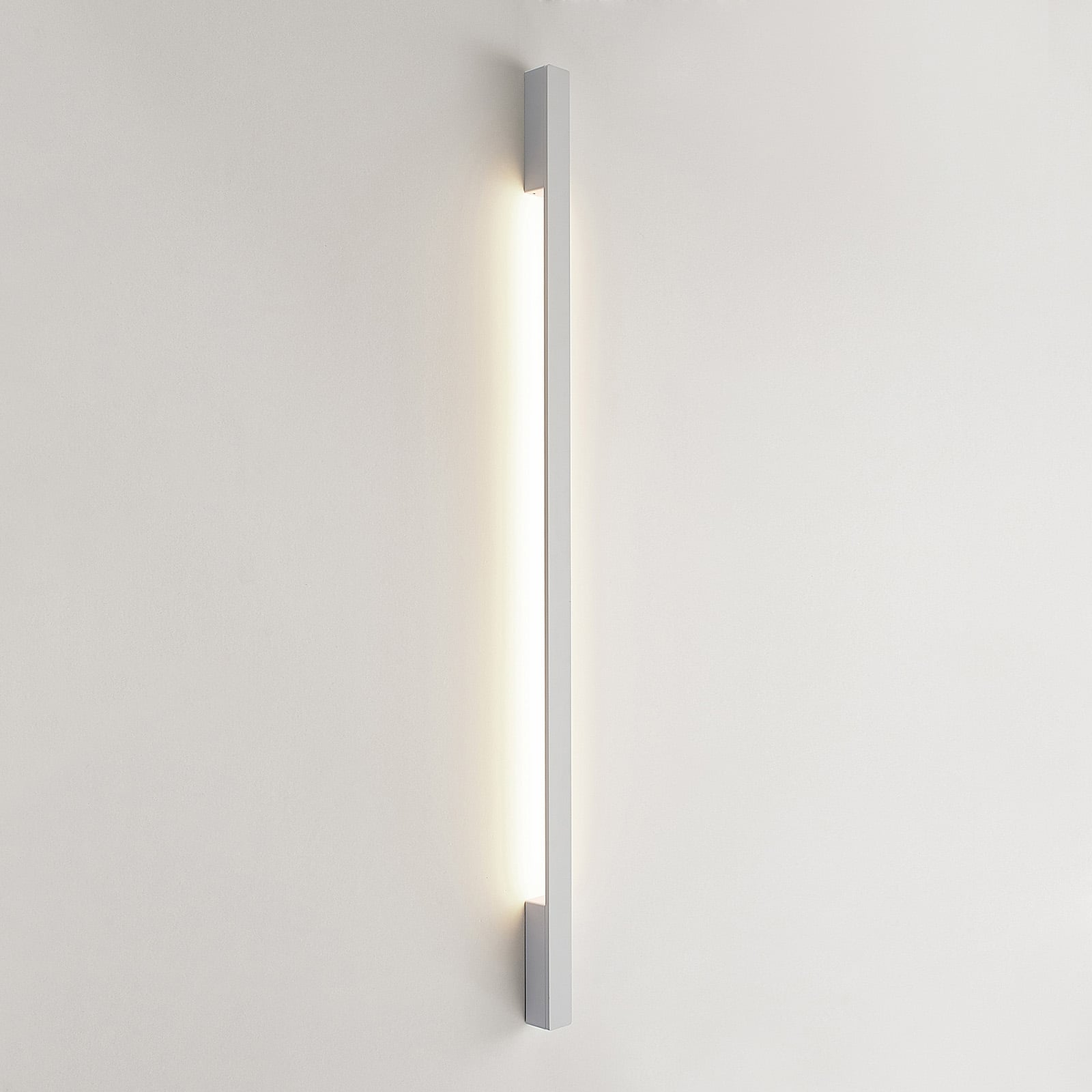 LED vegglampe Ivano aluminium hvit 130 cm montert i rom