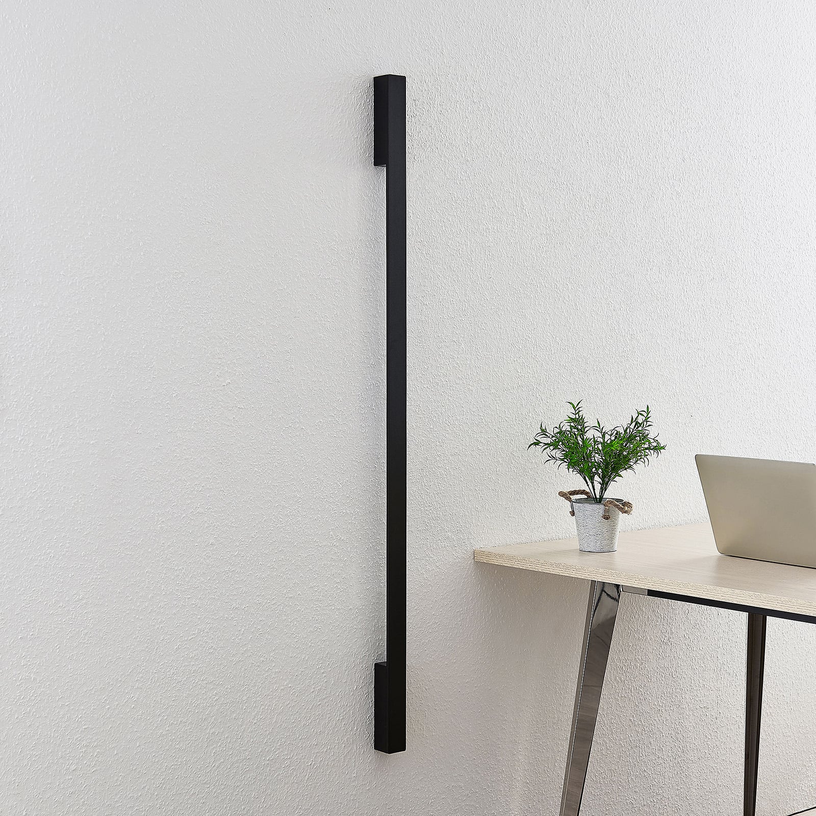 LED vegglampe Ivano svart aluminium 130 cm detalj av aluminium