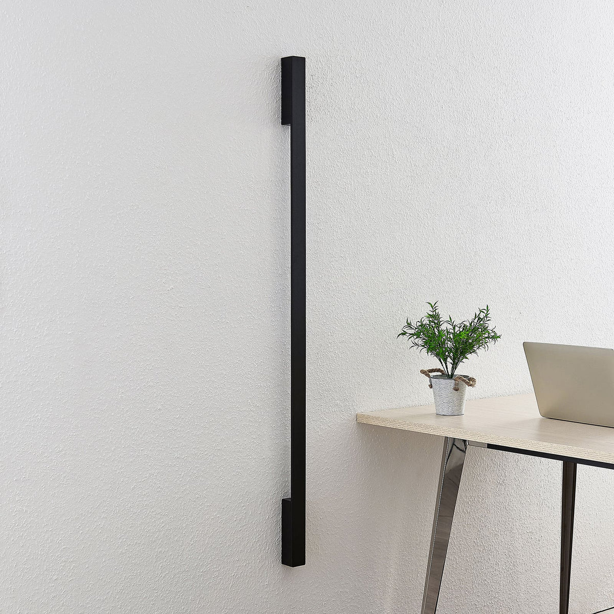 LED vegglampe Ivano svart aluminium 130 cm detalj av aluminium