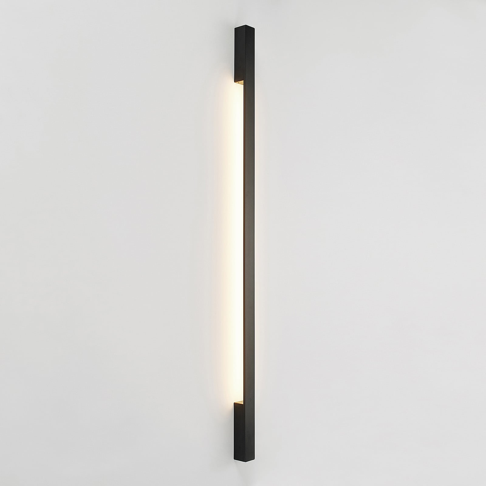 LED vegglampe Ivano svart aluminium 130 cm montert på vegg