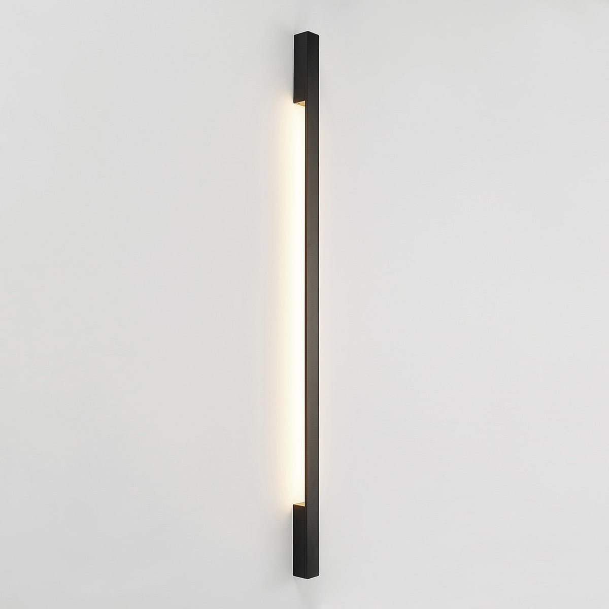 LED vegglampe Ivano svart aluminium 130 cm montert på vegg