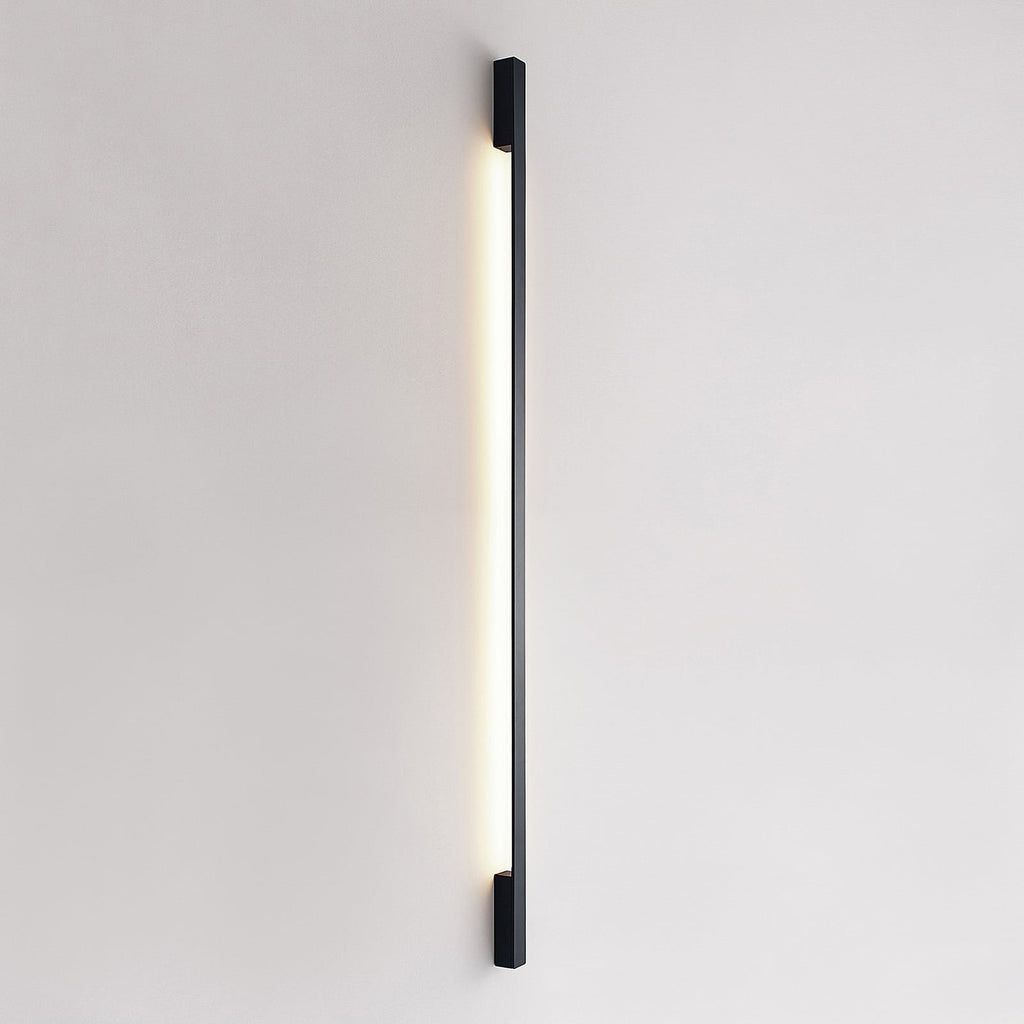 LED vegglampe Ivano svart aluminium 170 cm montert i gang