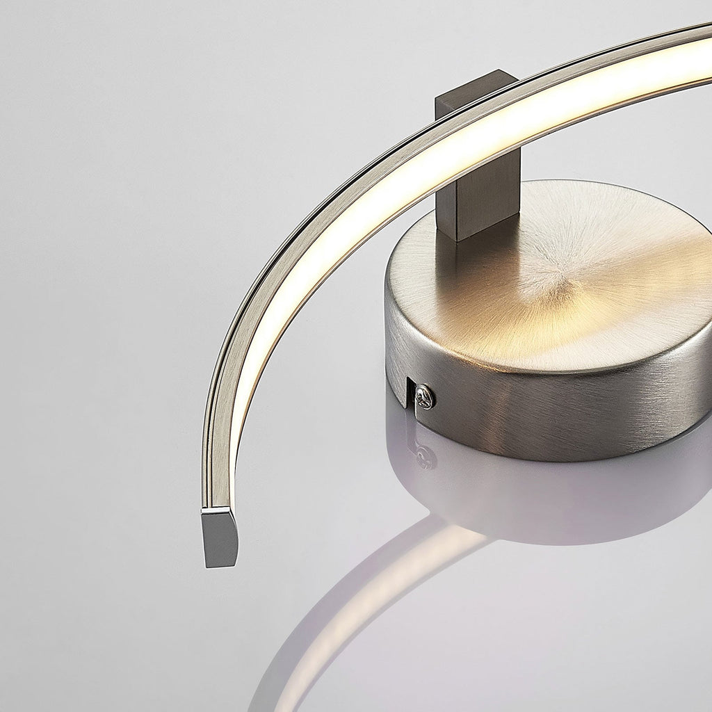 LED vegglampe Iven buet nikkel 34 cm monteringsdetalj