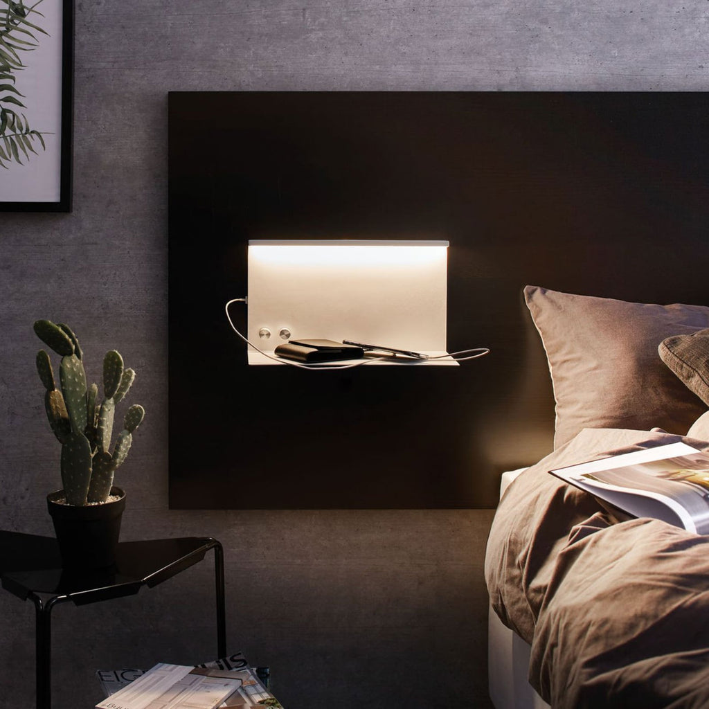LED vegglampe Jarina sidebilde med hylle og lys