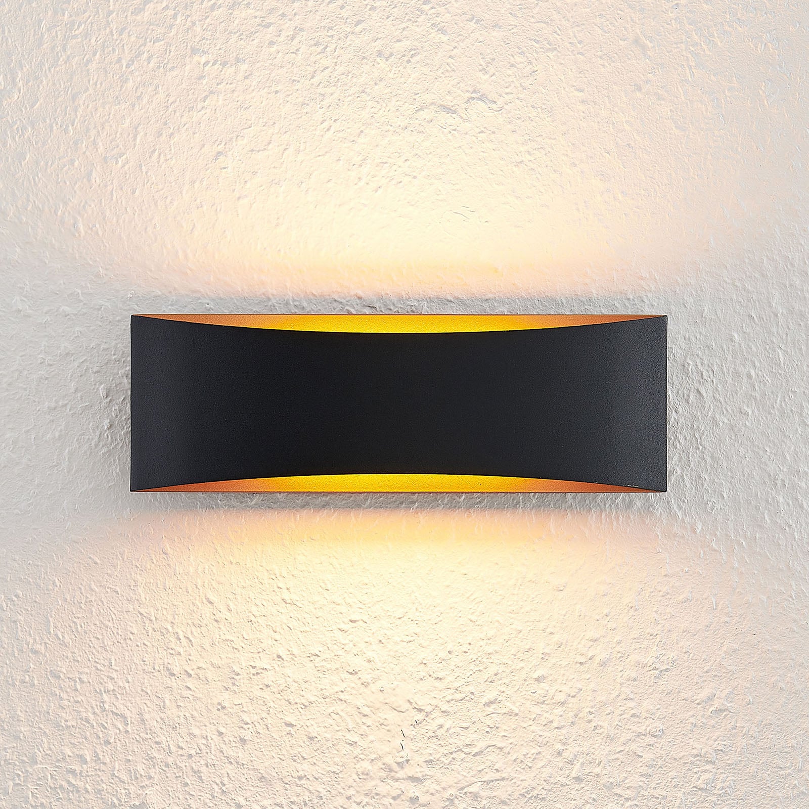 LED vegglampe Jelle opp og ned svart/gull montert i rom