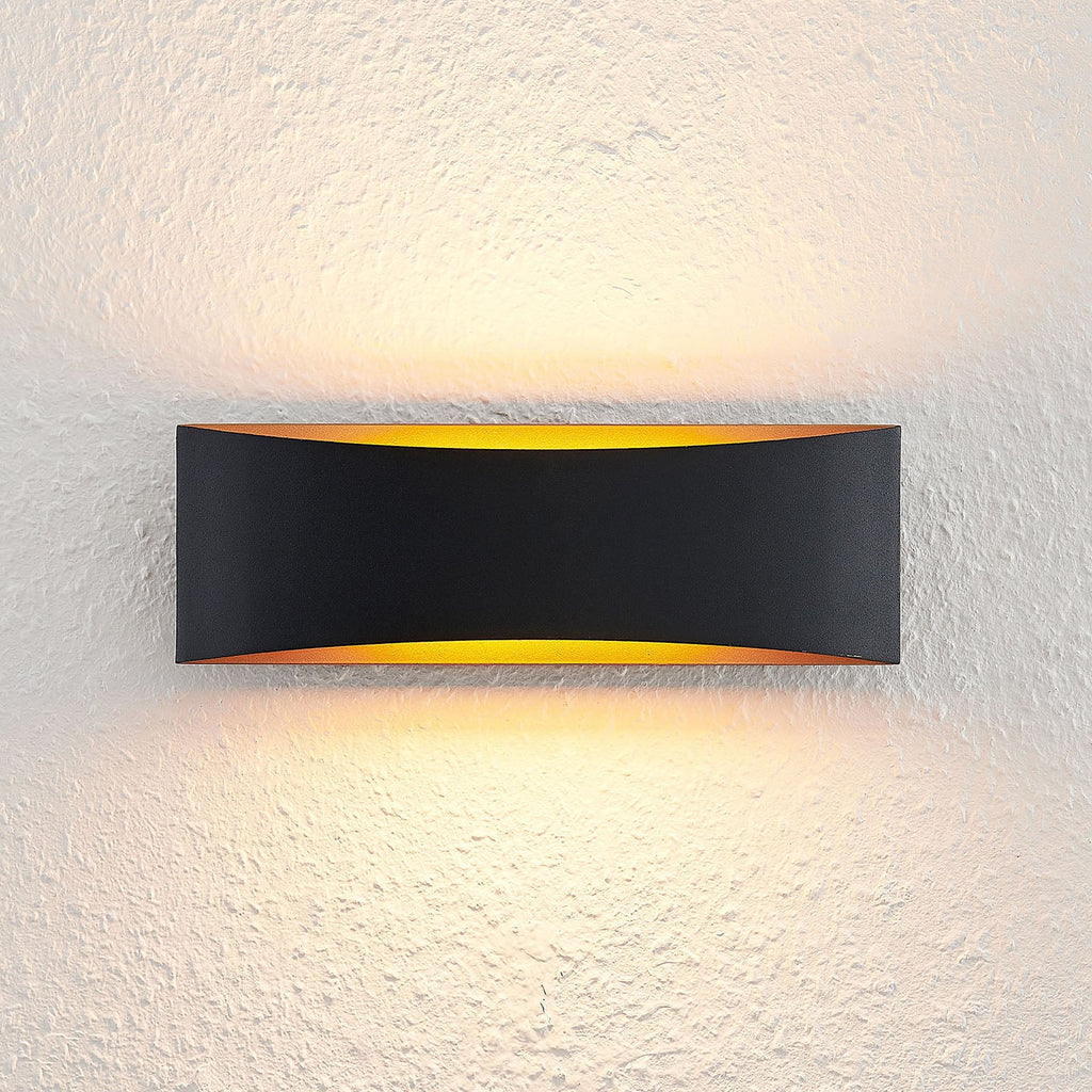 LED vegglampe Jelle opp og ned svart/gull montert i rom