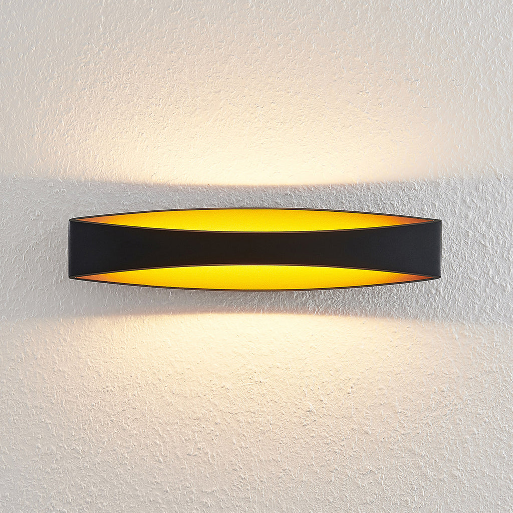 LED vegglampe Jelle opp og ned svart/gull montert i rom