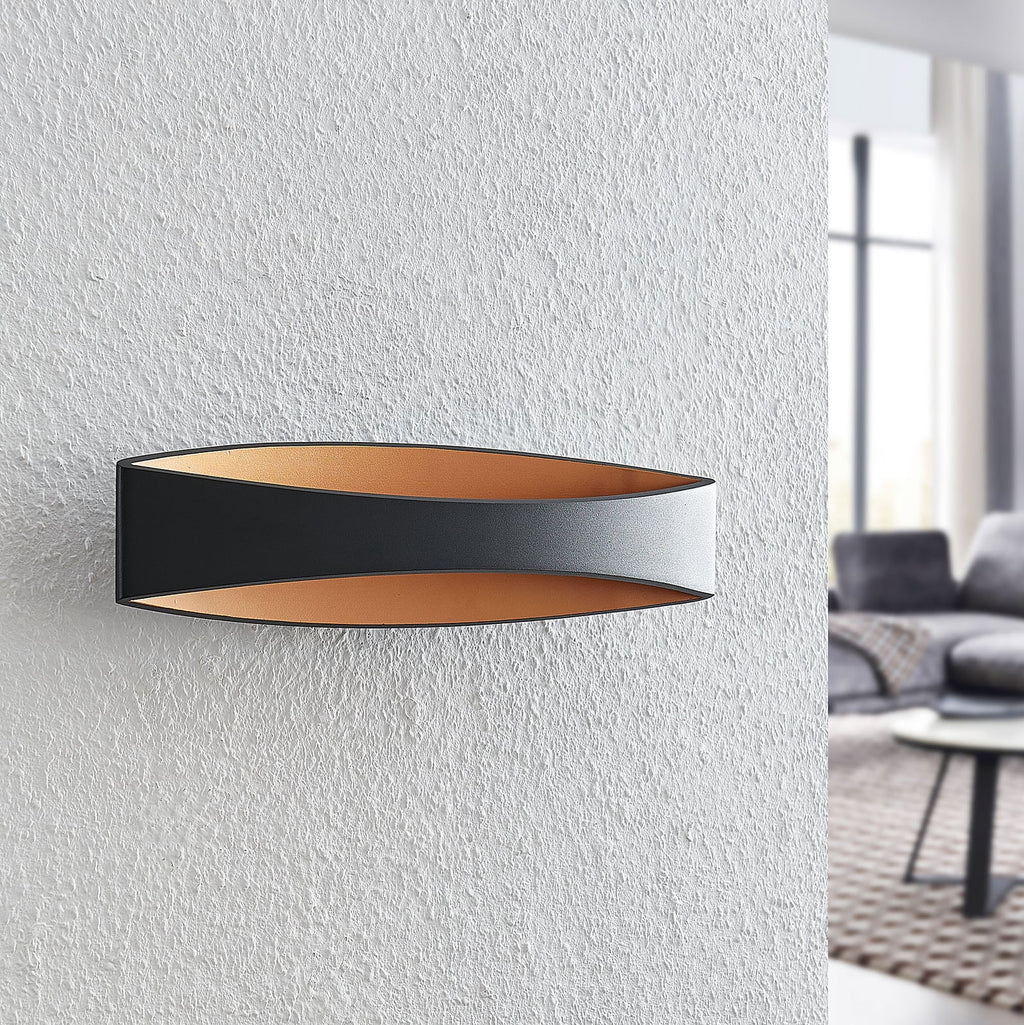 Nærbilde av LED vegglampe Jelle opp og ned svart/gull