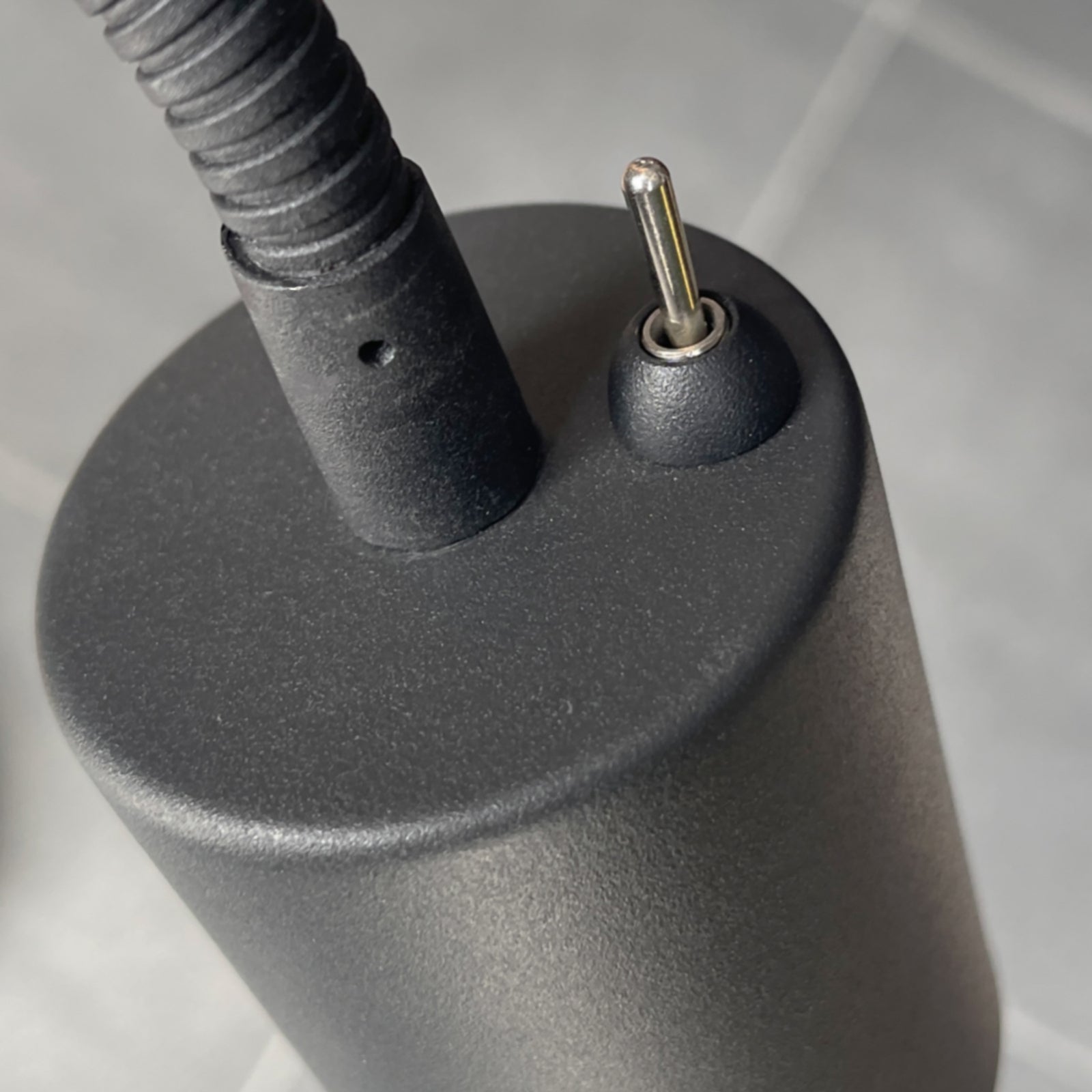 LED vegglampe Justi svart metall med bryter 52 cm GU10 montert på vegg