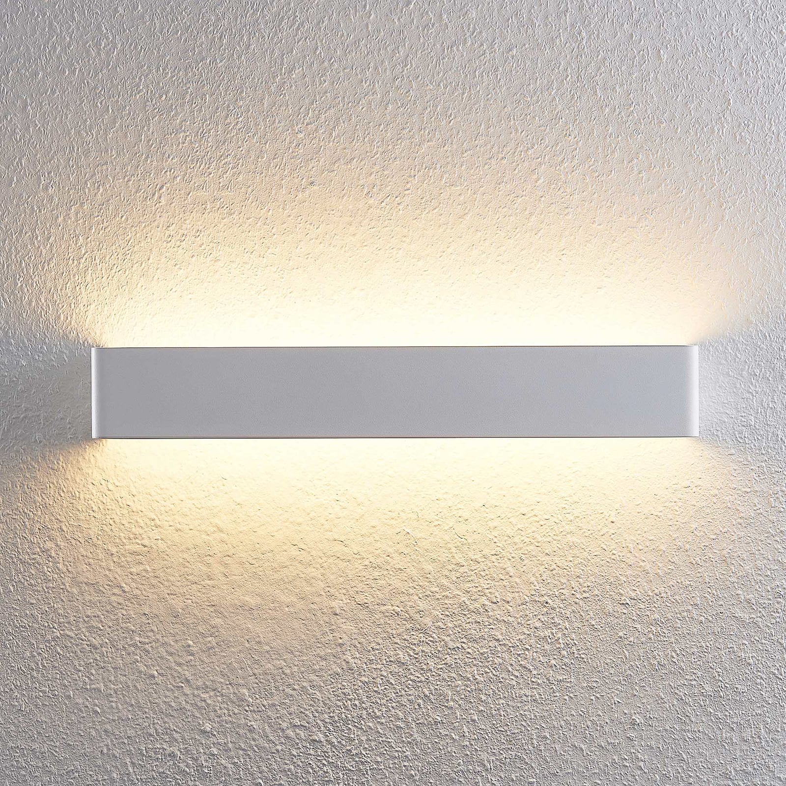 Detalj av LED vegglampe Karam opp og ned hvit 53 cm