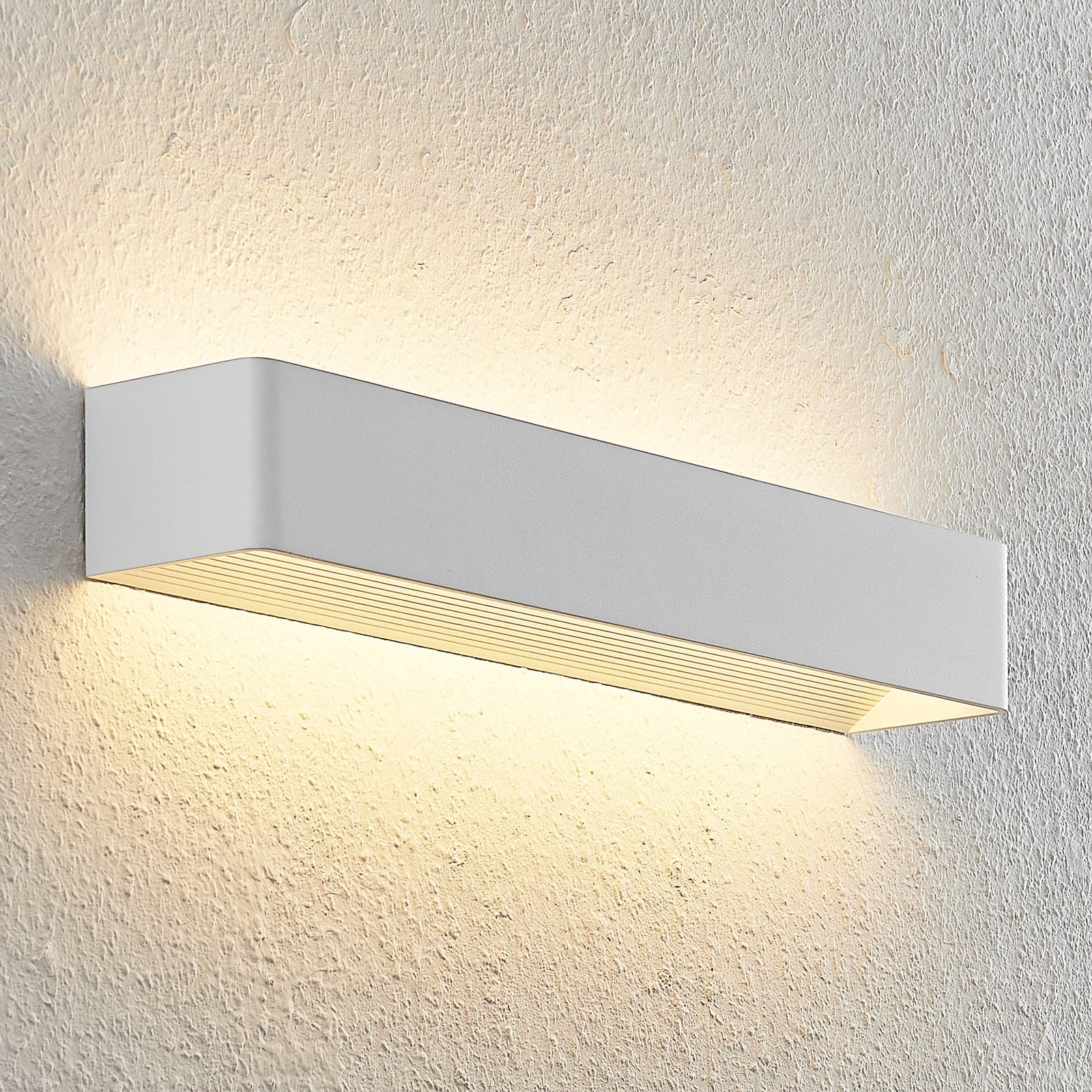 LED vegglampe Karam opp og ned hvit 53 cm montert i rom