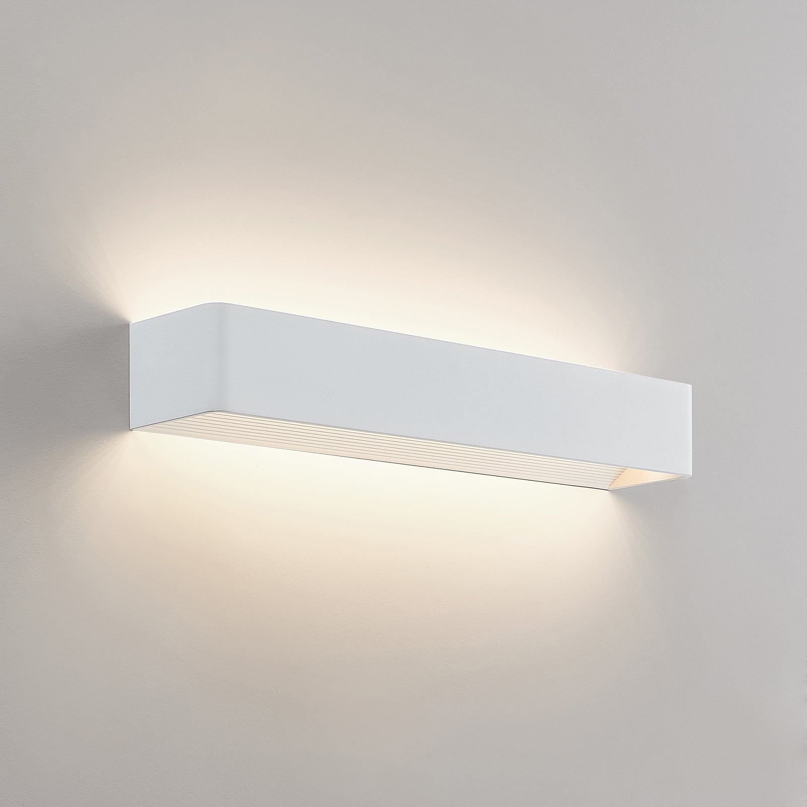 Nærbilde av LED vegglampe Karam opp og ned hvit 53 cm