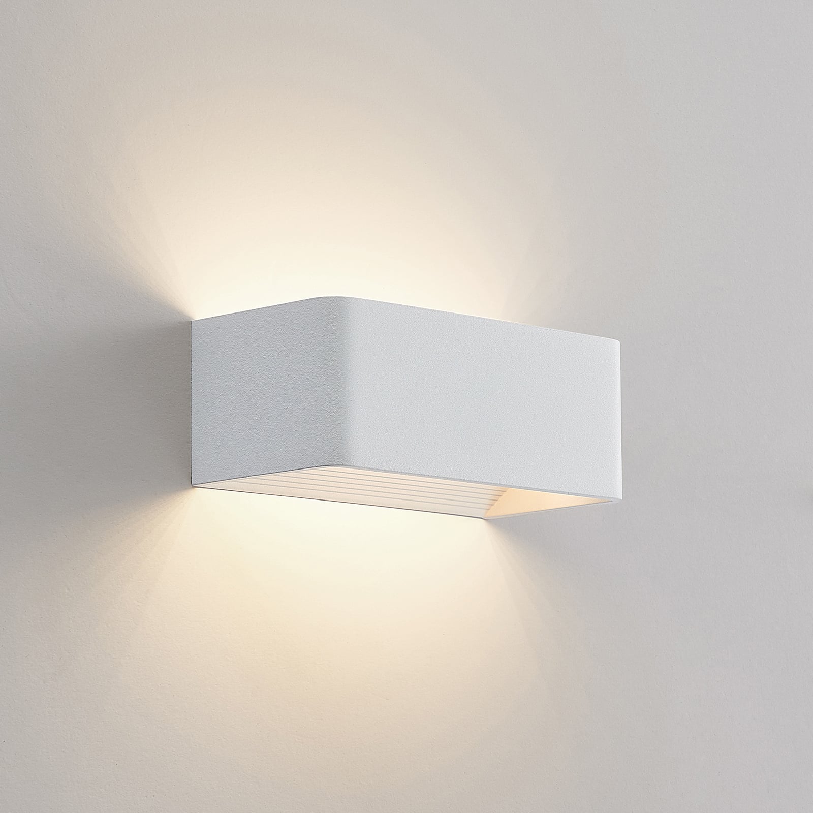 LED vegglampe Karam opp og ned hvit aluminium detalj