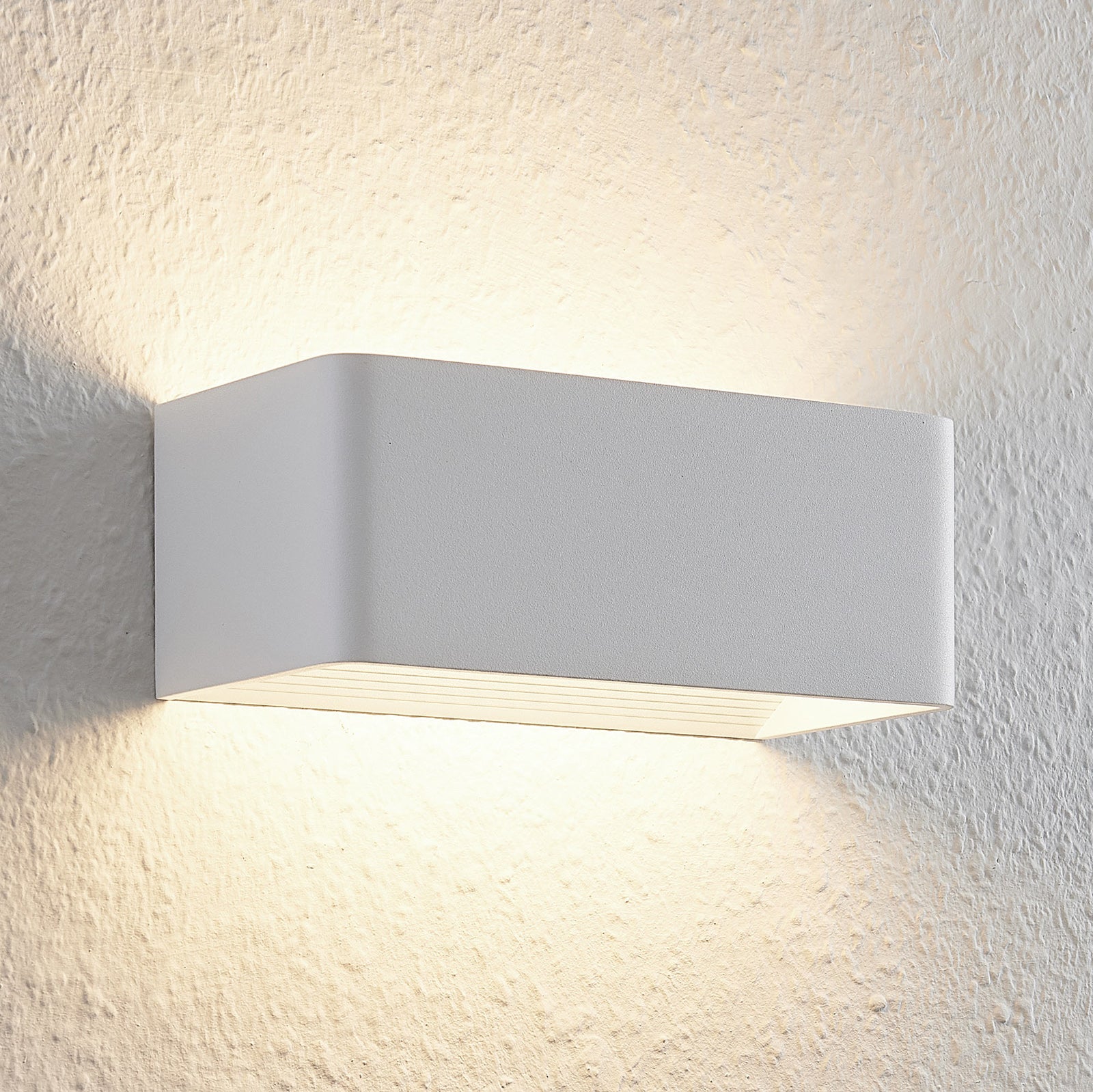 LED vegglampe Karam opp og ned hvit aluminium montert i stue