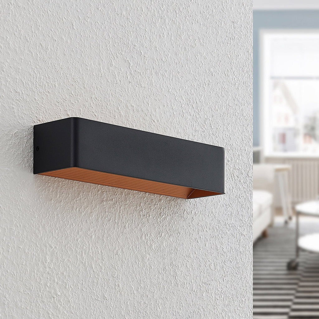 LED vegglampe Karam opp og ned svart/gull detalj av materiale