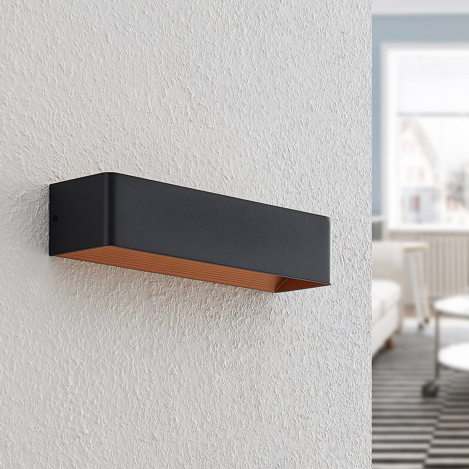 LED vegglampe Karam opp og ned svart/gull detalj av materiale
