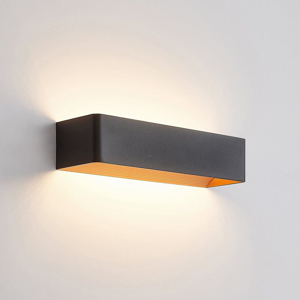 LED vegglampe Karam opp og ned svart/gull montert på vegg