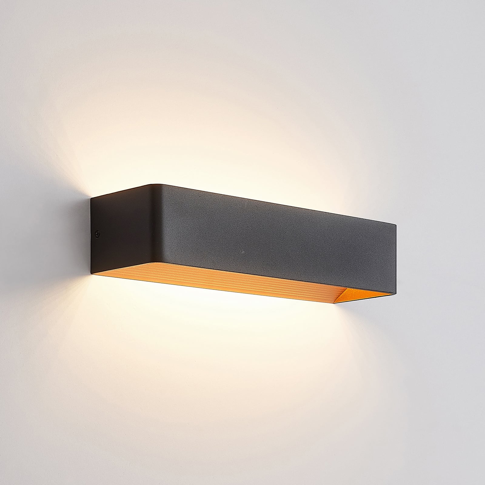 LED vegglampe Karam opp og ned svart/gull montert på vegg