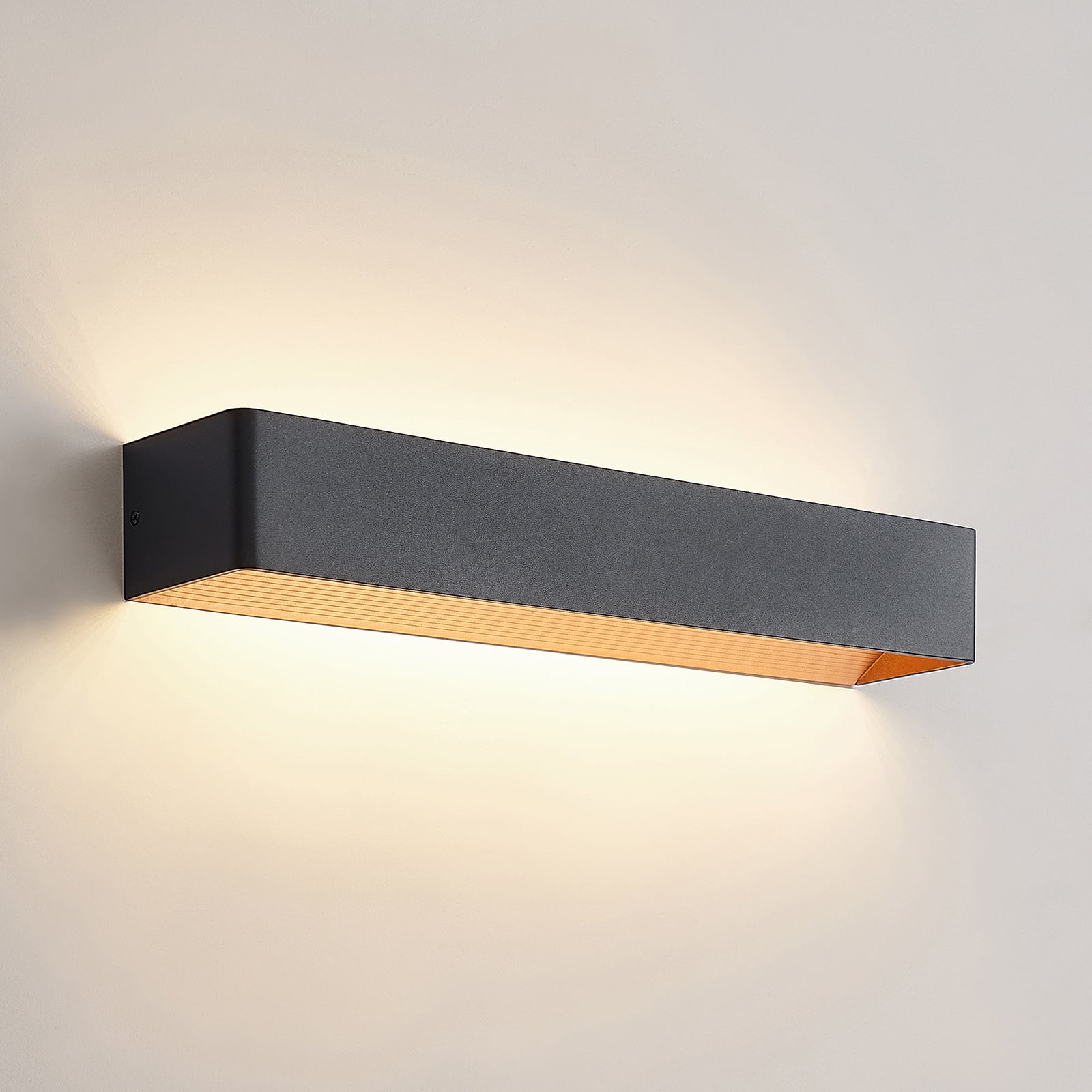 LED vegglampe Karam svart/gull 53 cm dimbar opp/ned montert på vegg