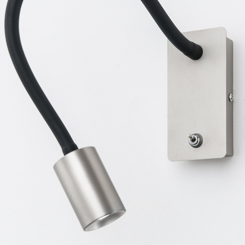 Montert LED vegglampe Kurt matt nikkel med fleksarm 5W ved seng