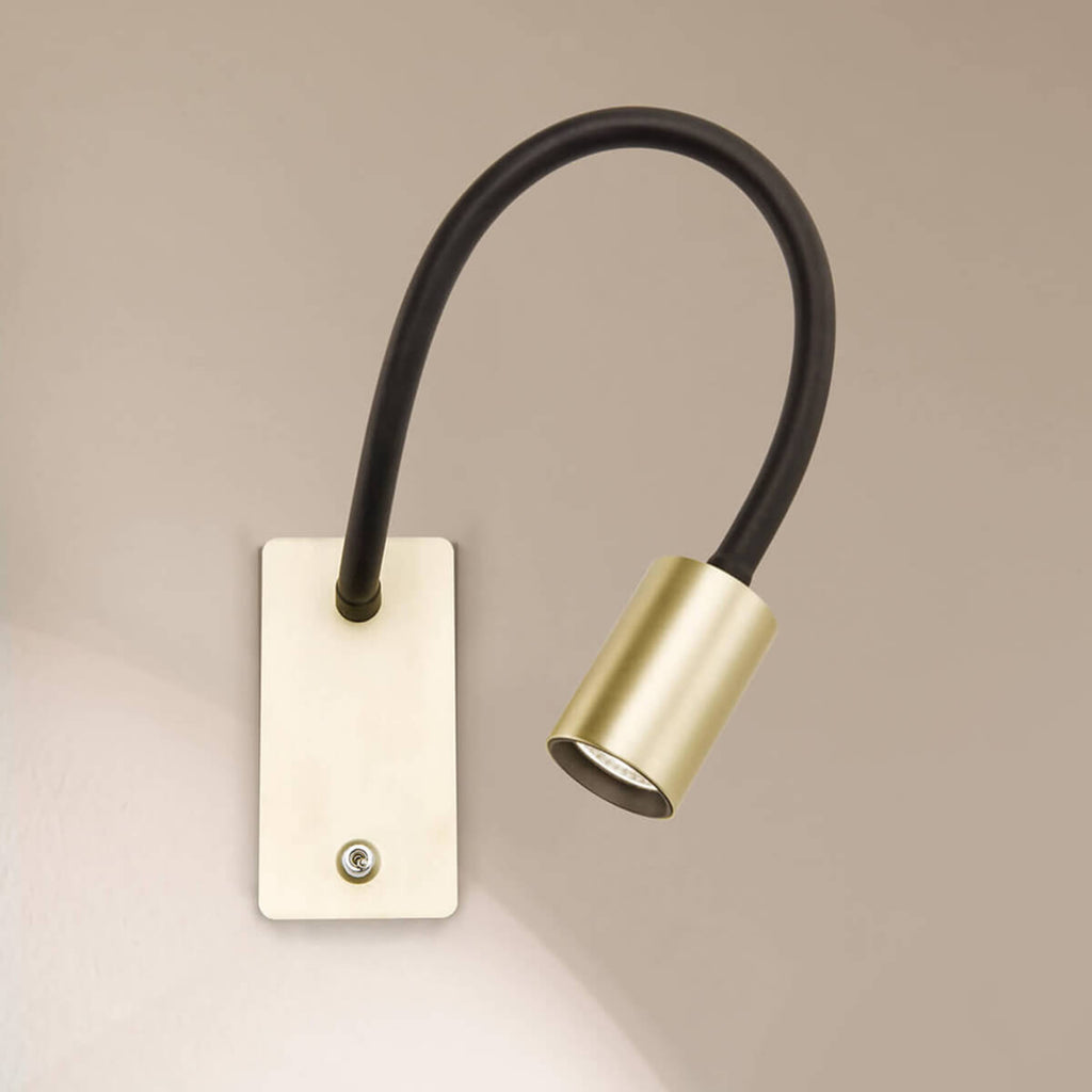 LED vegglampe Kurt med fleksiarm matt messing forfra