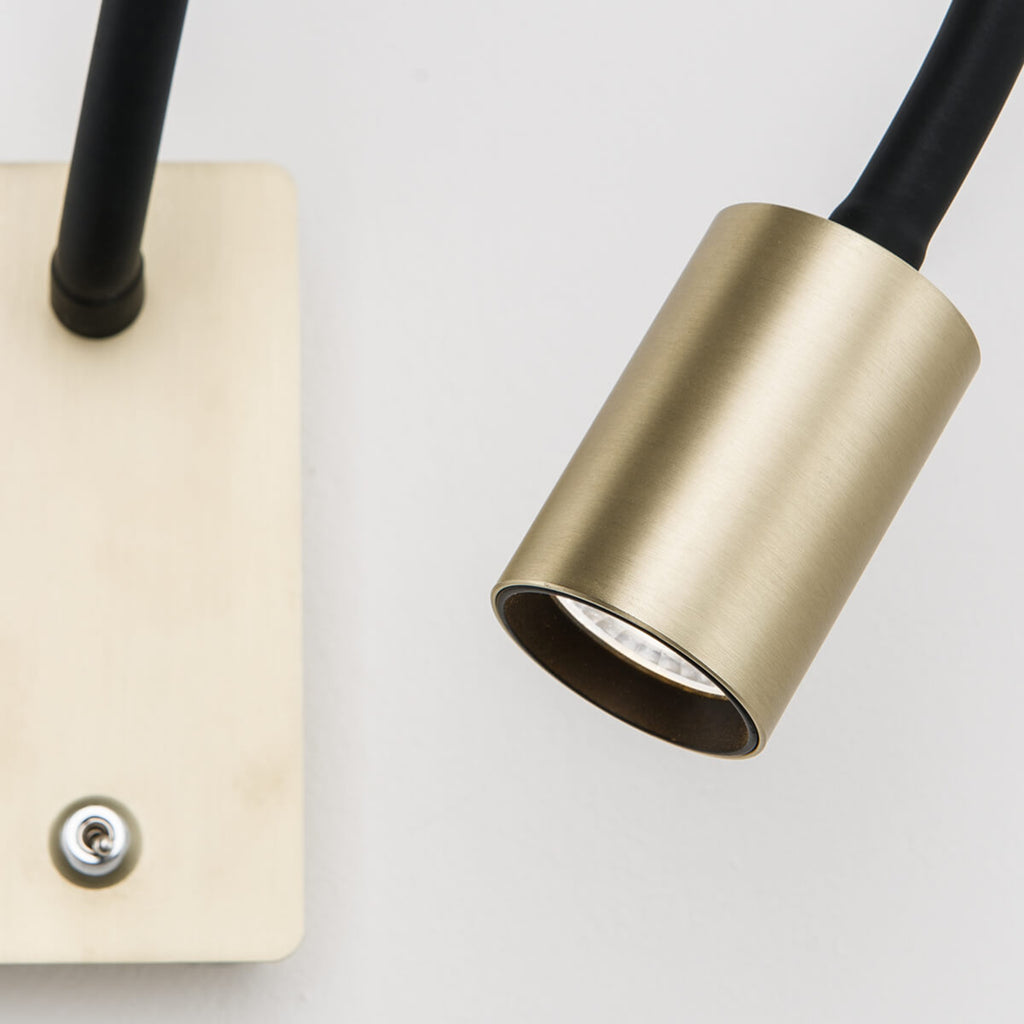 Montert LED vegglampe Kurt med fleksiarm matt messing ved seng