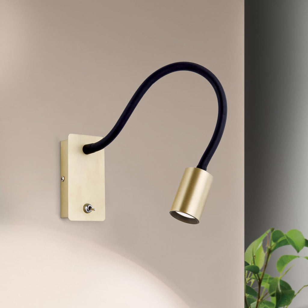 Nærbilde av LED vegglampe Kurt med fleksiarm matt messing