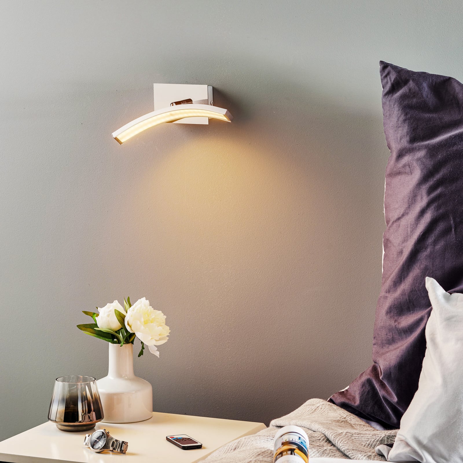 LED vegglampe Largo buet dimbar med fjernkontroll alu bakside