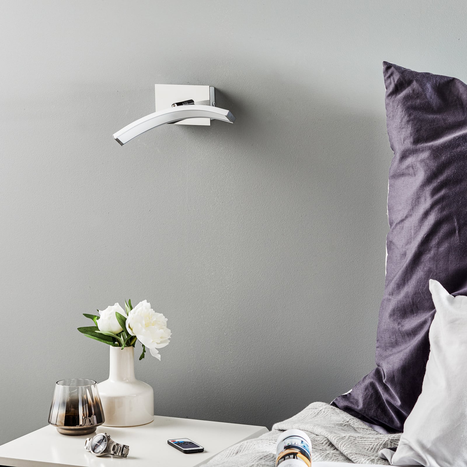 LED vegglampe Largo buet dimbar med fjernkontroll alu detalj