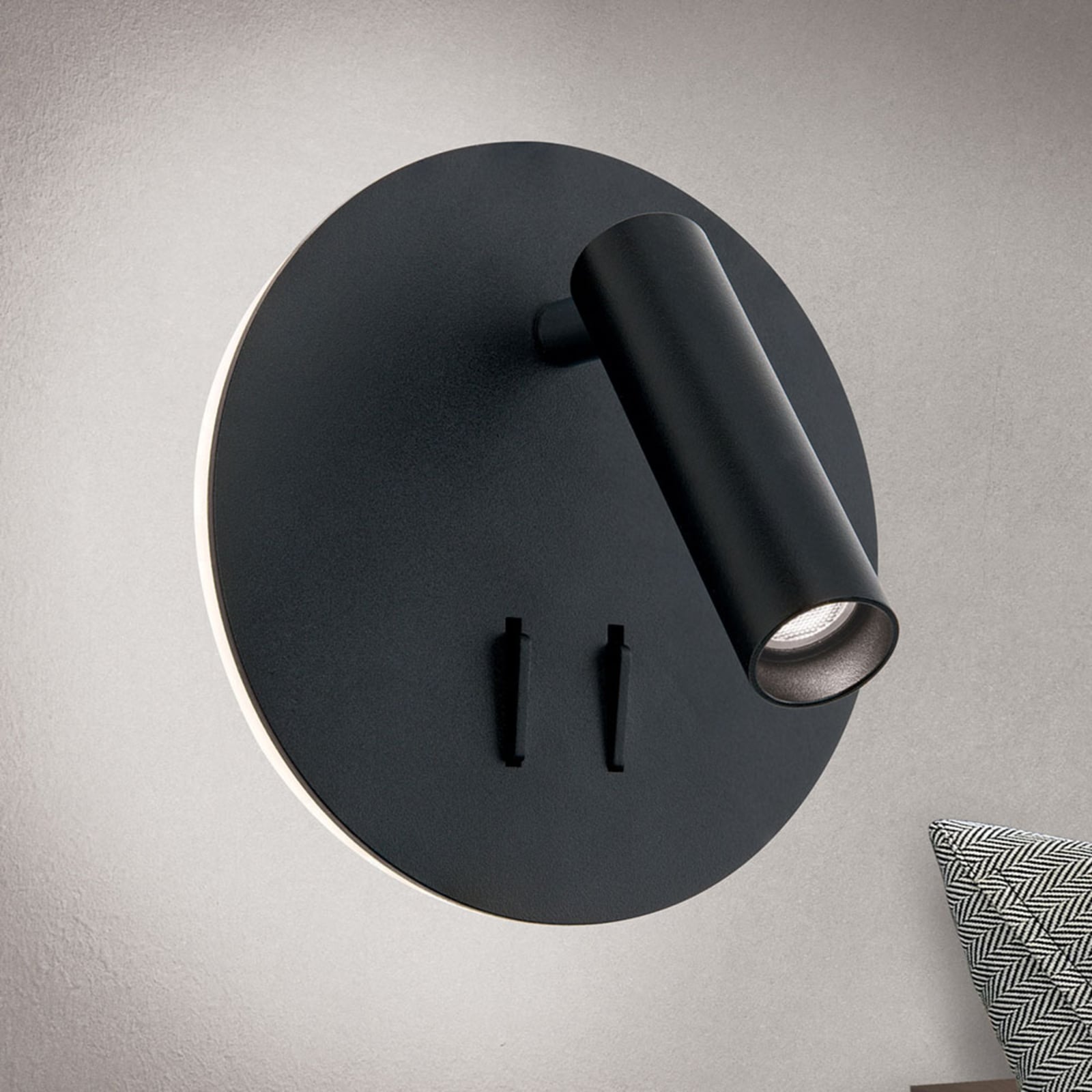 LED vegglampe Lenny svart med spot og indirekte lys forfra