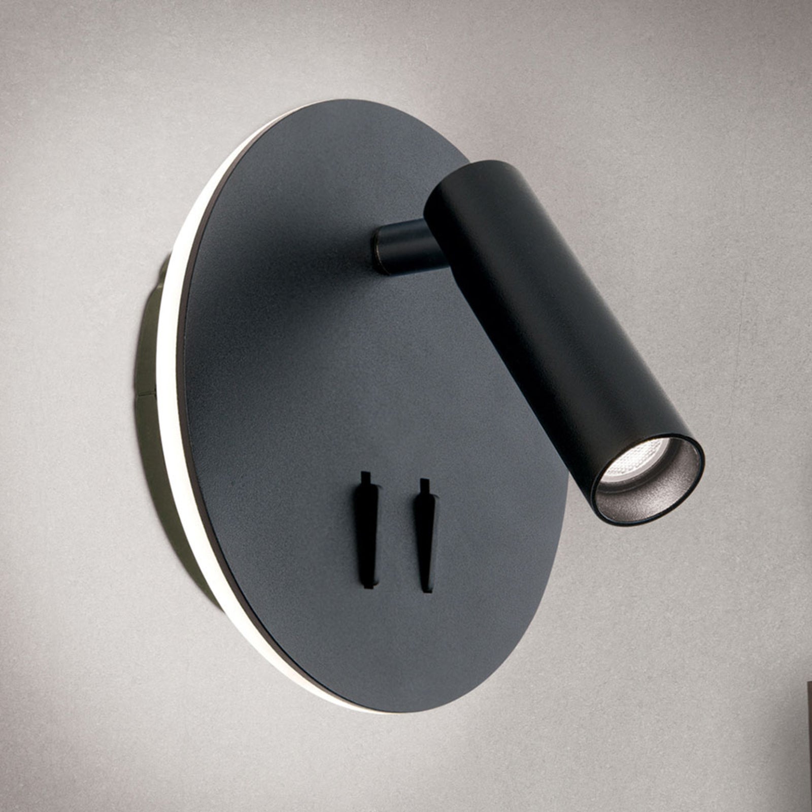 LED vegglampe Lenny svart med spot og indirekte lys montert ved seng