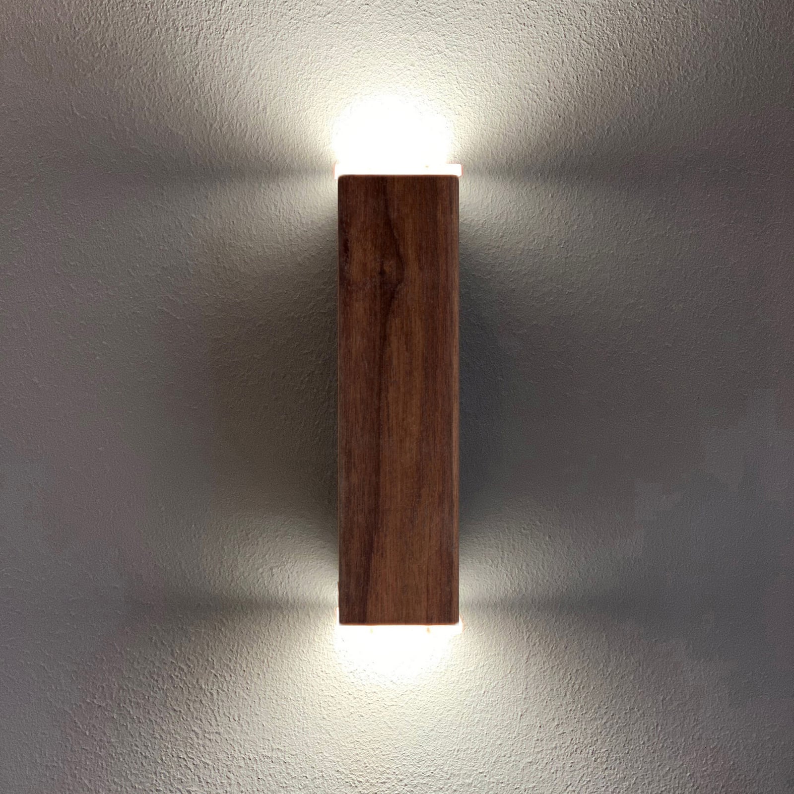 LED vegglampe Leonora opp og ned valnøtt tre 21 cm forfra