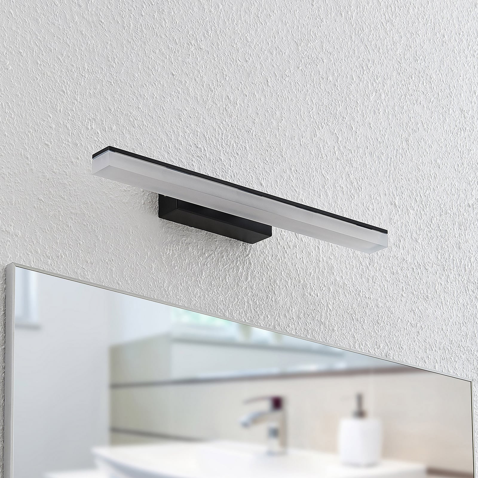 LED vegglampe Lisana svart/hvit 46 cm IP44 detalj