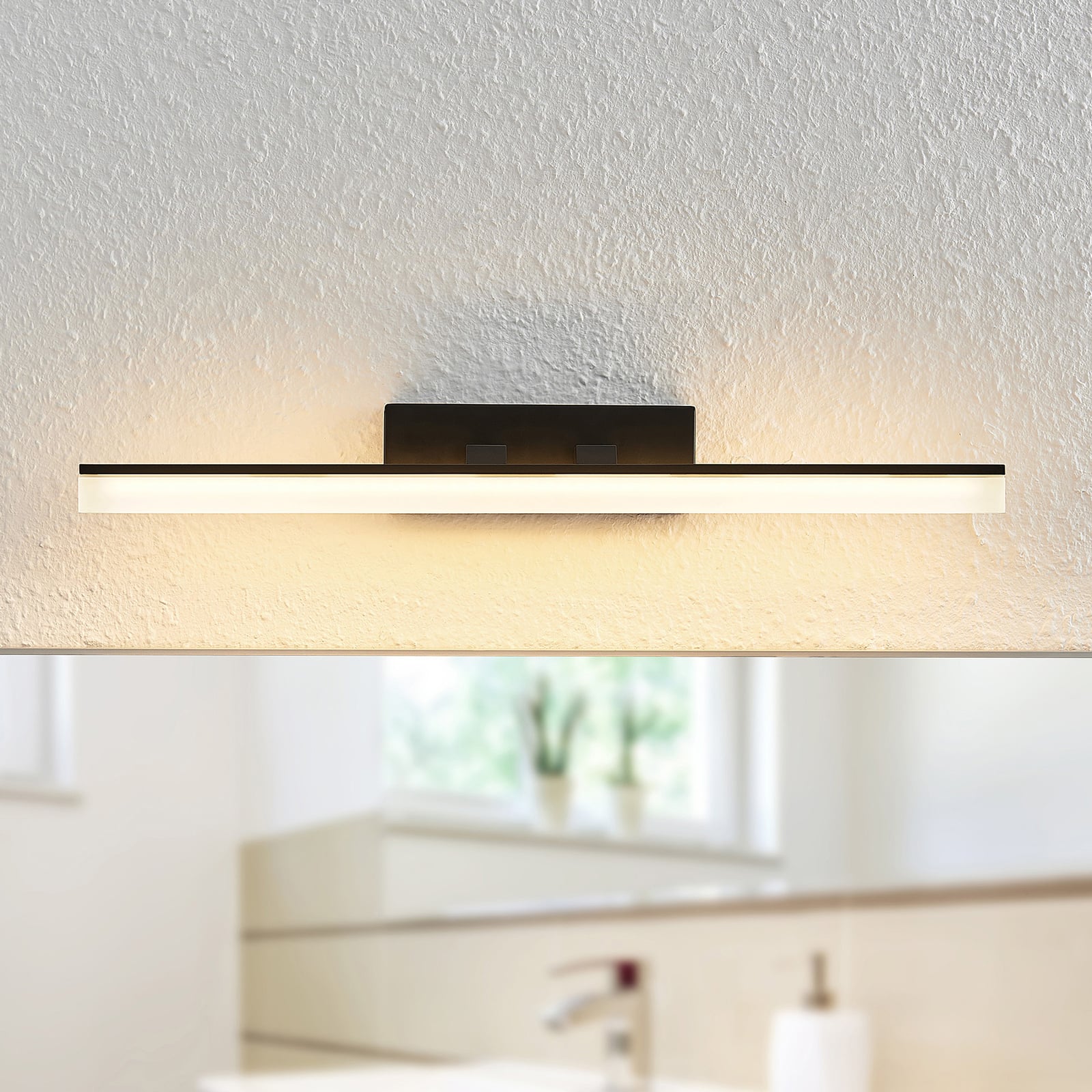 LED vegglampe Lisana svart/hvit 46 cm IP44 med synlig lyskilde
