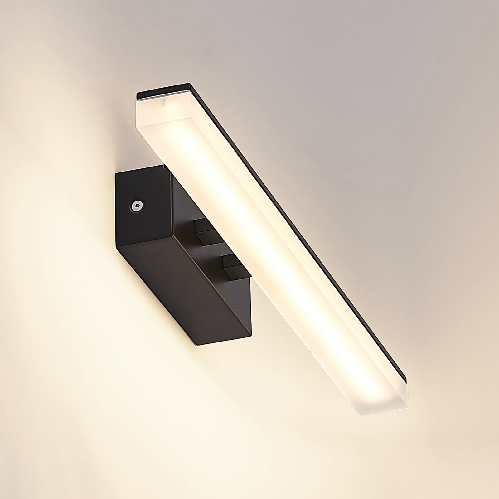 LED vegglampe Lisana svart/hvit 46 cm IP44 sideprofil