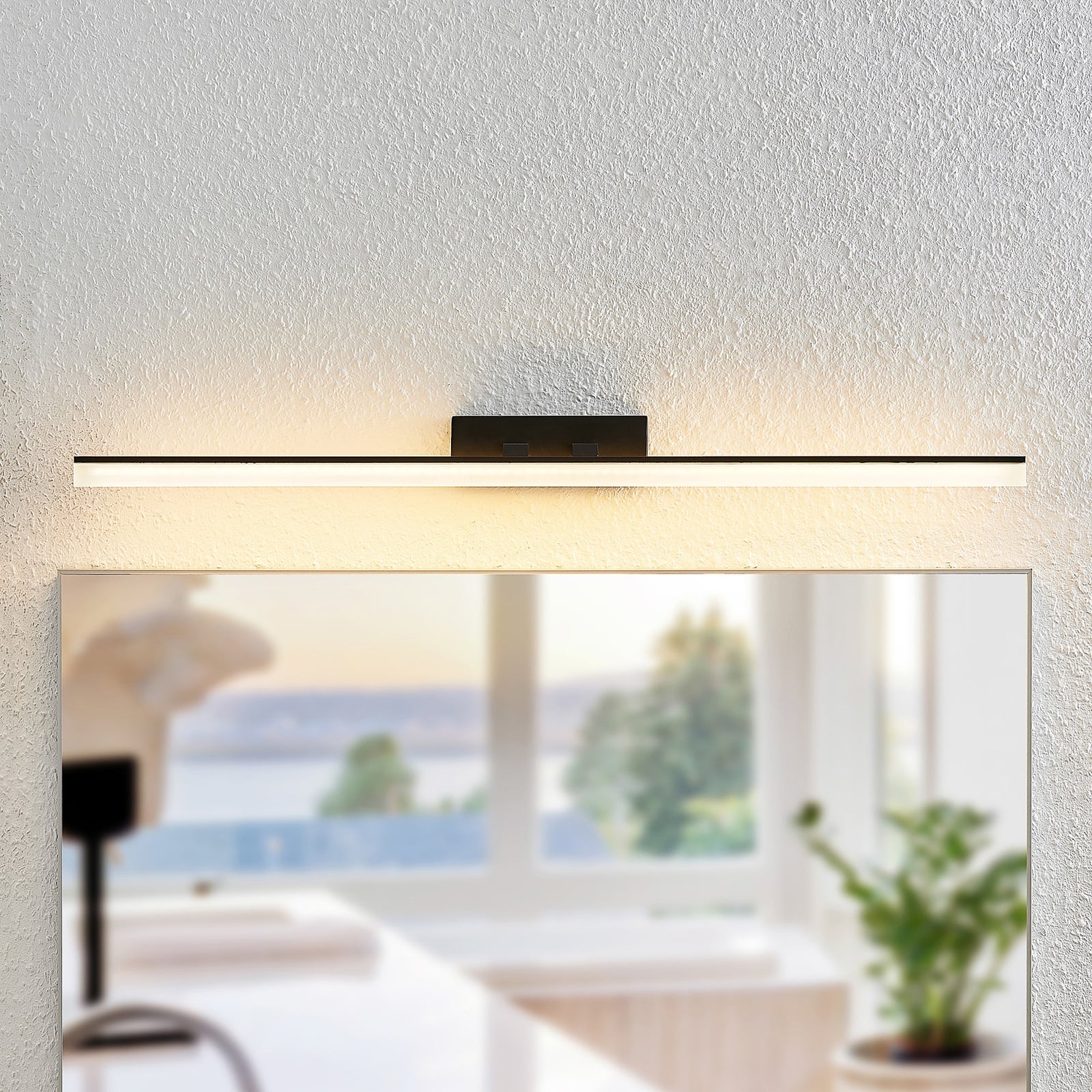 Detalj av LED vegglampe Lisana svart/hvit 75 cm