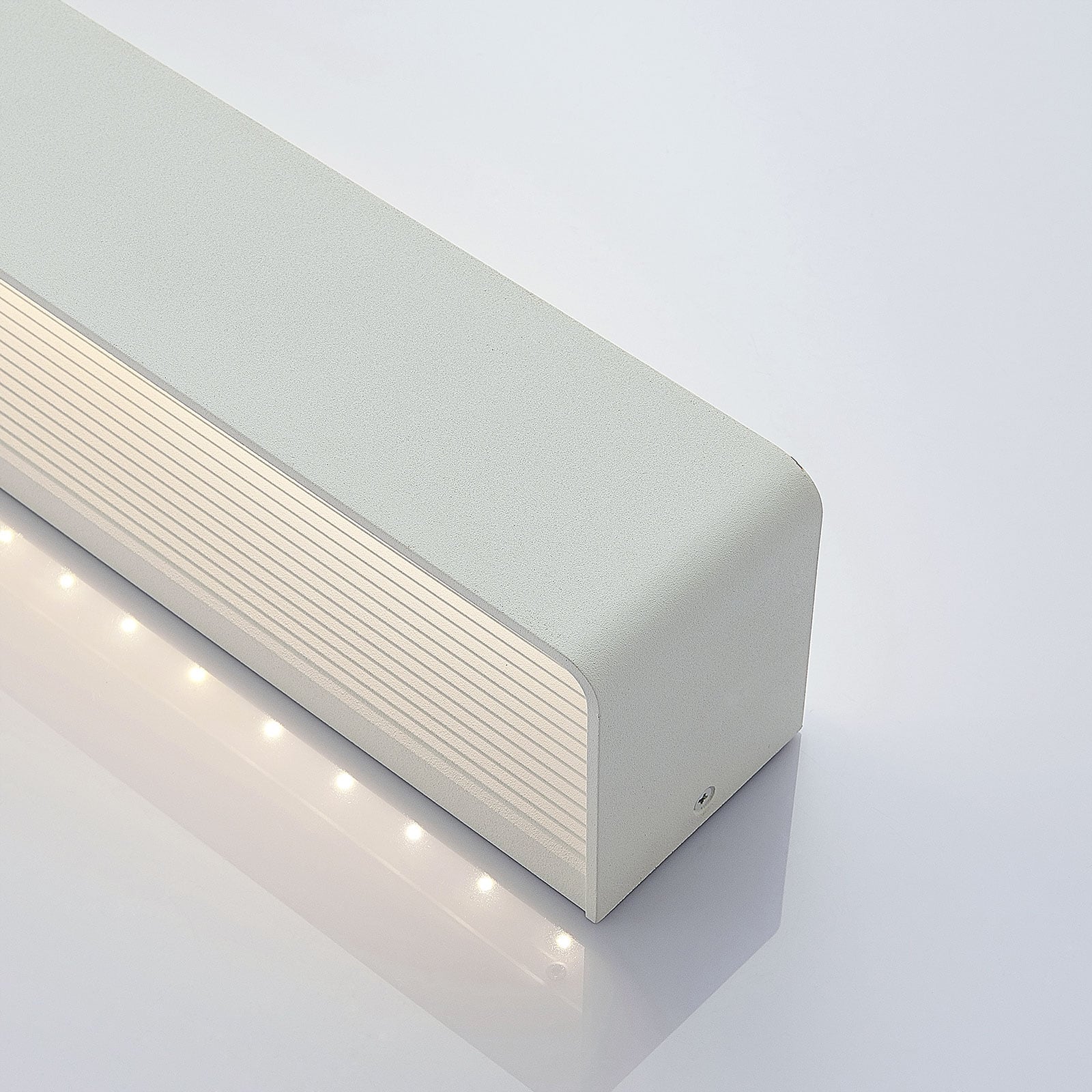 LED vegglampe Lonisa hvit opp og ned 53 cm 15W lysstråling oppover