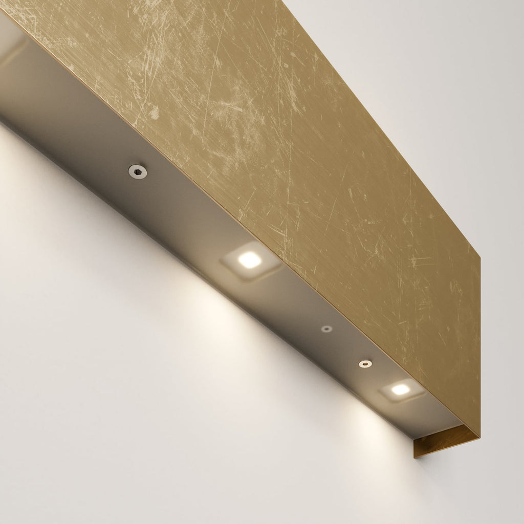 Nærbilde av LED vegglampe Maja dimbar gull antikk 54 cm bred