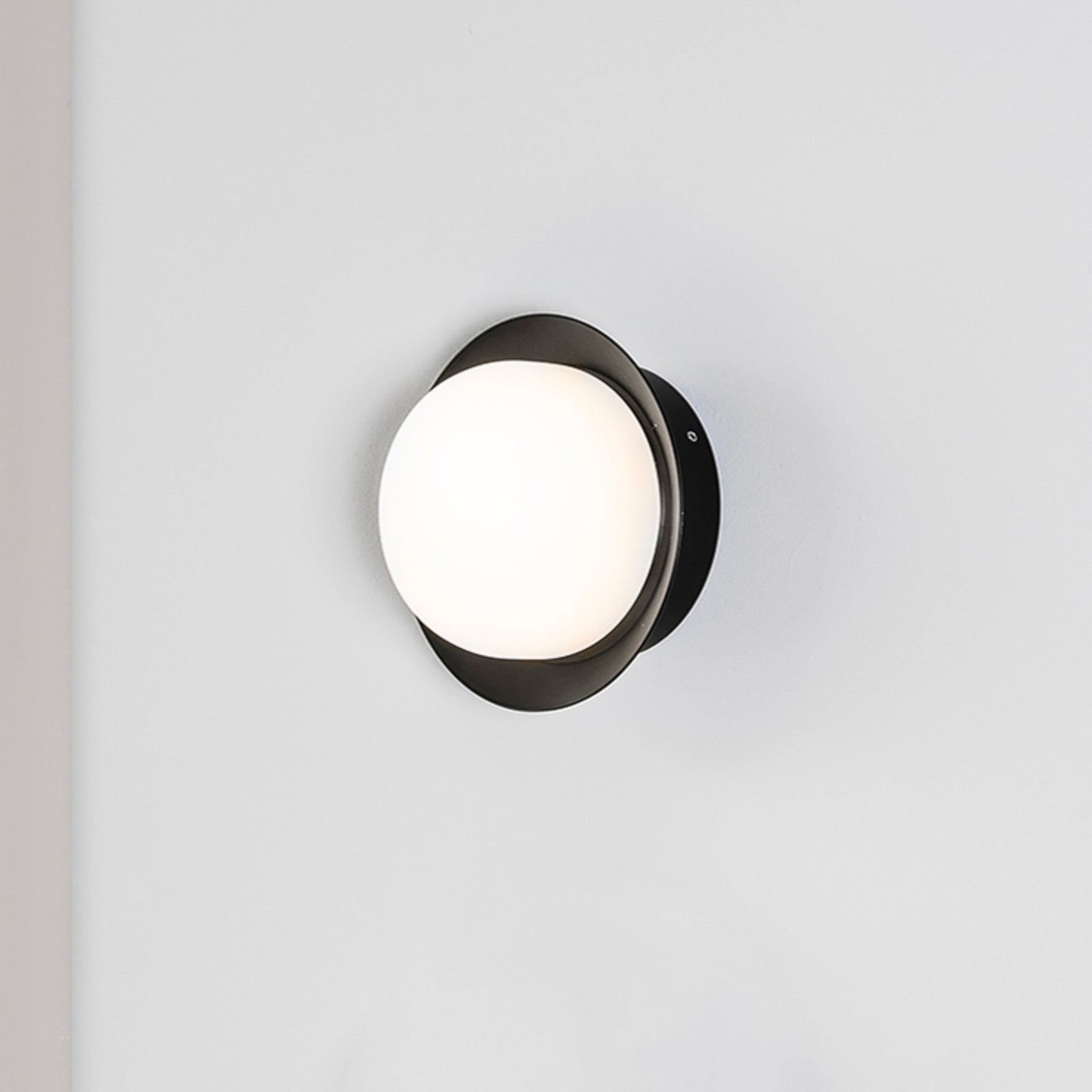 Montert LED vegglampe May Ø12 cm stål og glass svart IP44 i rom
