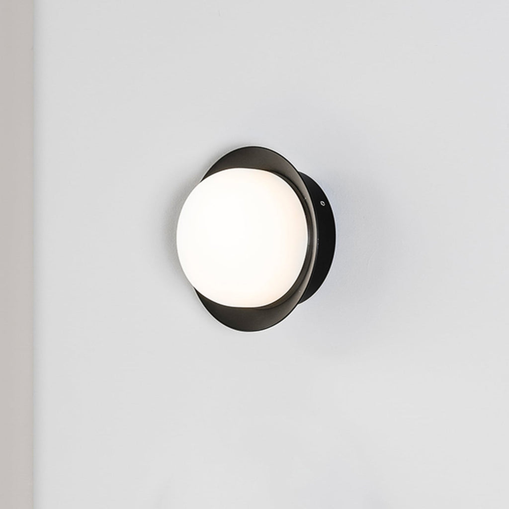 Montert LED vegglampe May Ø12 cm stål og glass svart IP44 i rom
